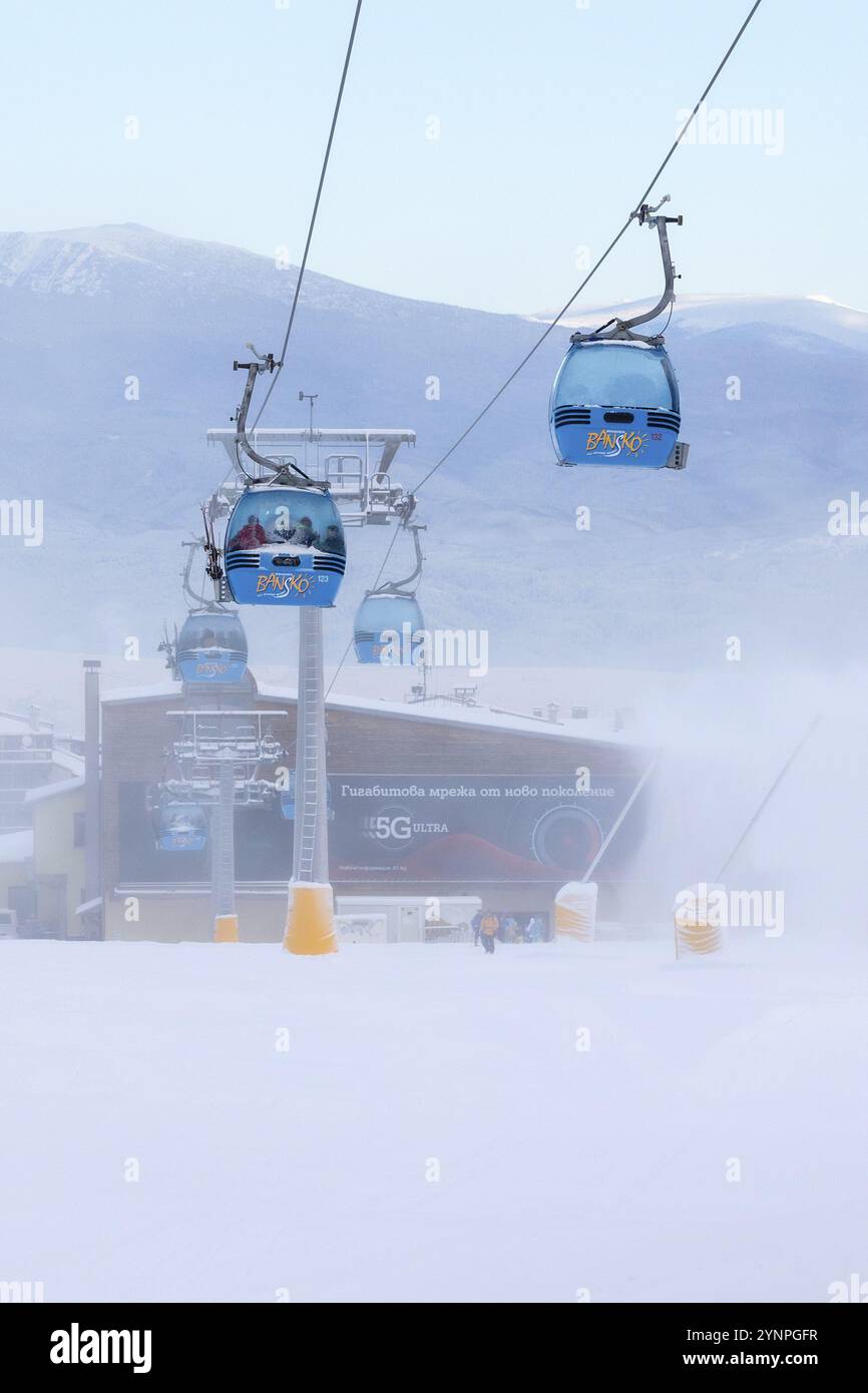 Bansko, Bulgarie, 21 janvier 2024 : station de ski d'hiver bulgare avec piste brumeuse, cabines de remontée mécanique et station de télécabine après les chutes de neige, Europe Banque D'Images