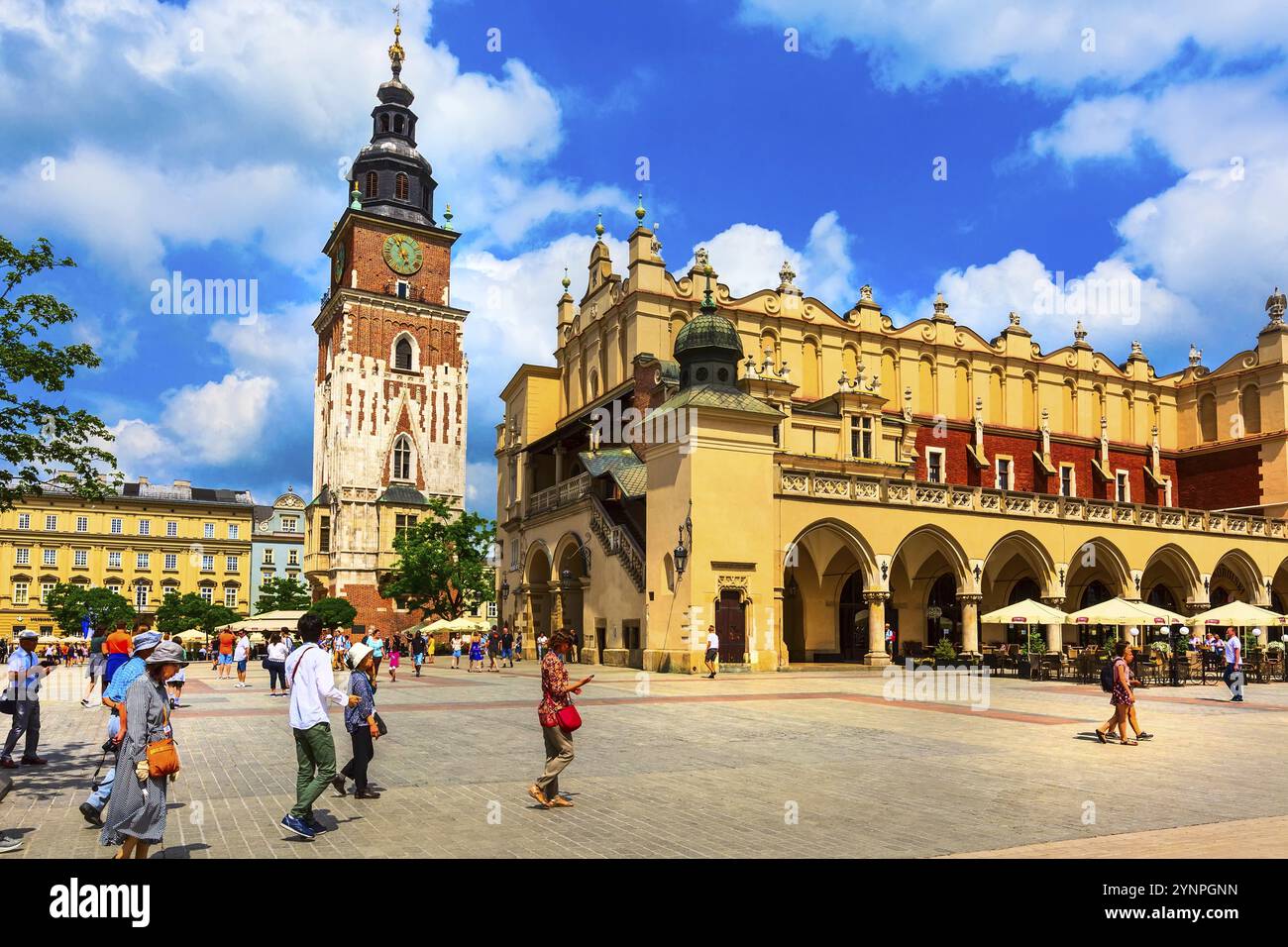 Cracovie, Pologne, 18 juin 2019 : personnes près de la mairie et de la tour de l'hôtel de ville sur la place principale du marché Rynek Glowny, en Europe Banque D'Images