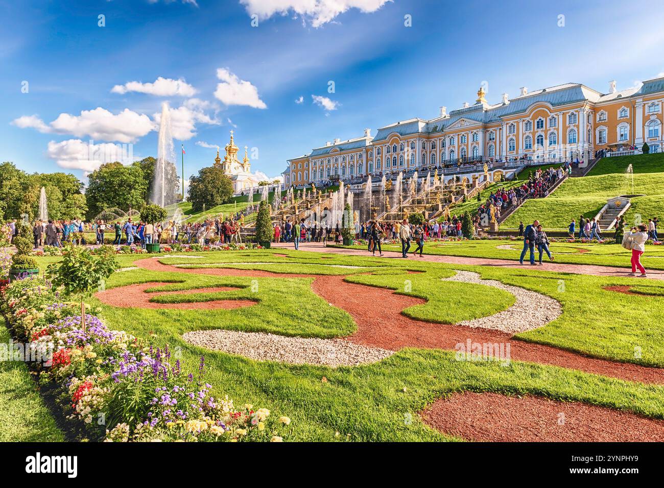 PETERHOF, RUSSIE - AOÛT 28 : vue sur le palais et les jardins de Peterhof, Russie, le 28 août 2016. Le complexe Peterhof Palace and Gardens est reconnz Banque D'Images