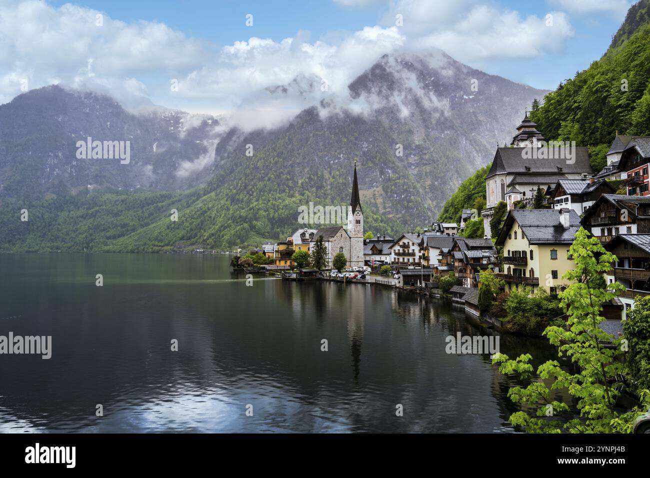 Une vue de Hallstatt en Autriche avec lac et montagnes Banque D'Images