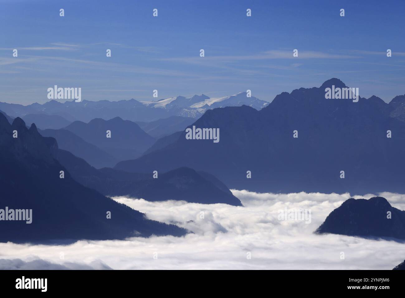 Montagnes s'élevant d'une couverture de brouillard fermée, vue de Hochstaufen à Grossvenediger, soleil du matin, Alpes de Chiemgau, haute-Bavière, Bavière, Allemagne, Europe Banque D'Images