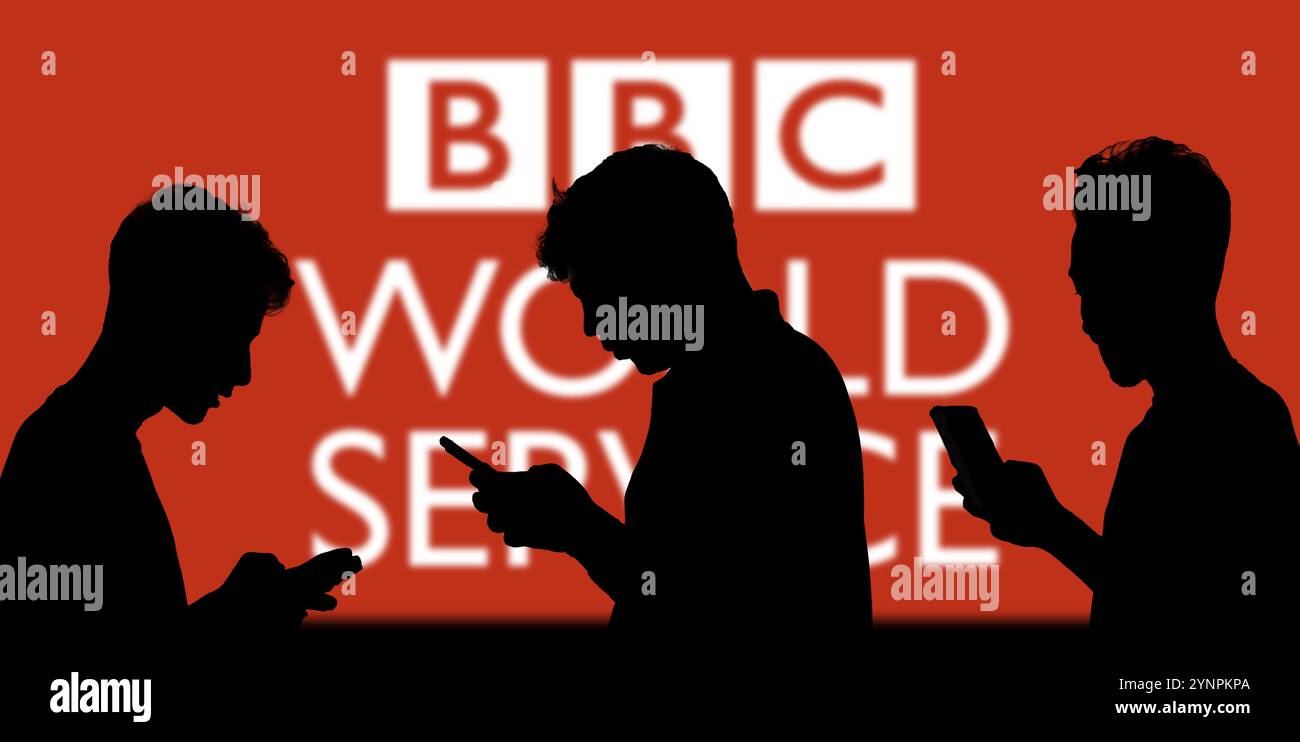 Logo BBC News sur l'écran du smartphone avec fond de nouvelles de dernière minute. Banque D'Images