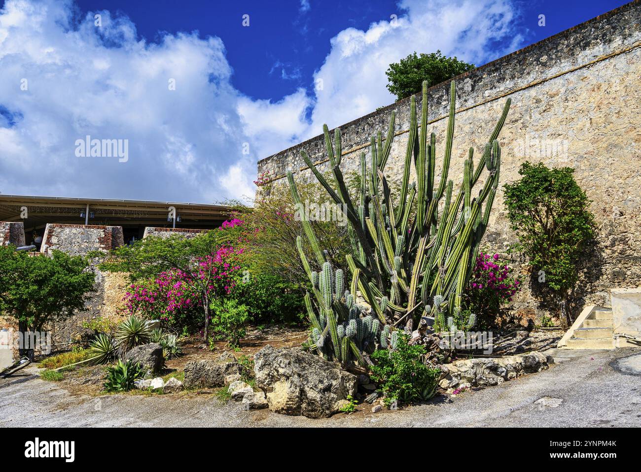 Une vue sur le fort Nassau sur Curaçao avec ses solides murs Banque D'Images