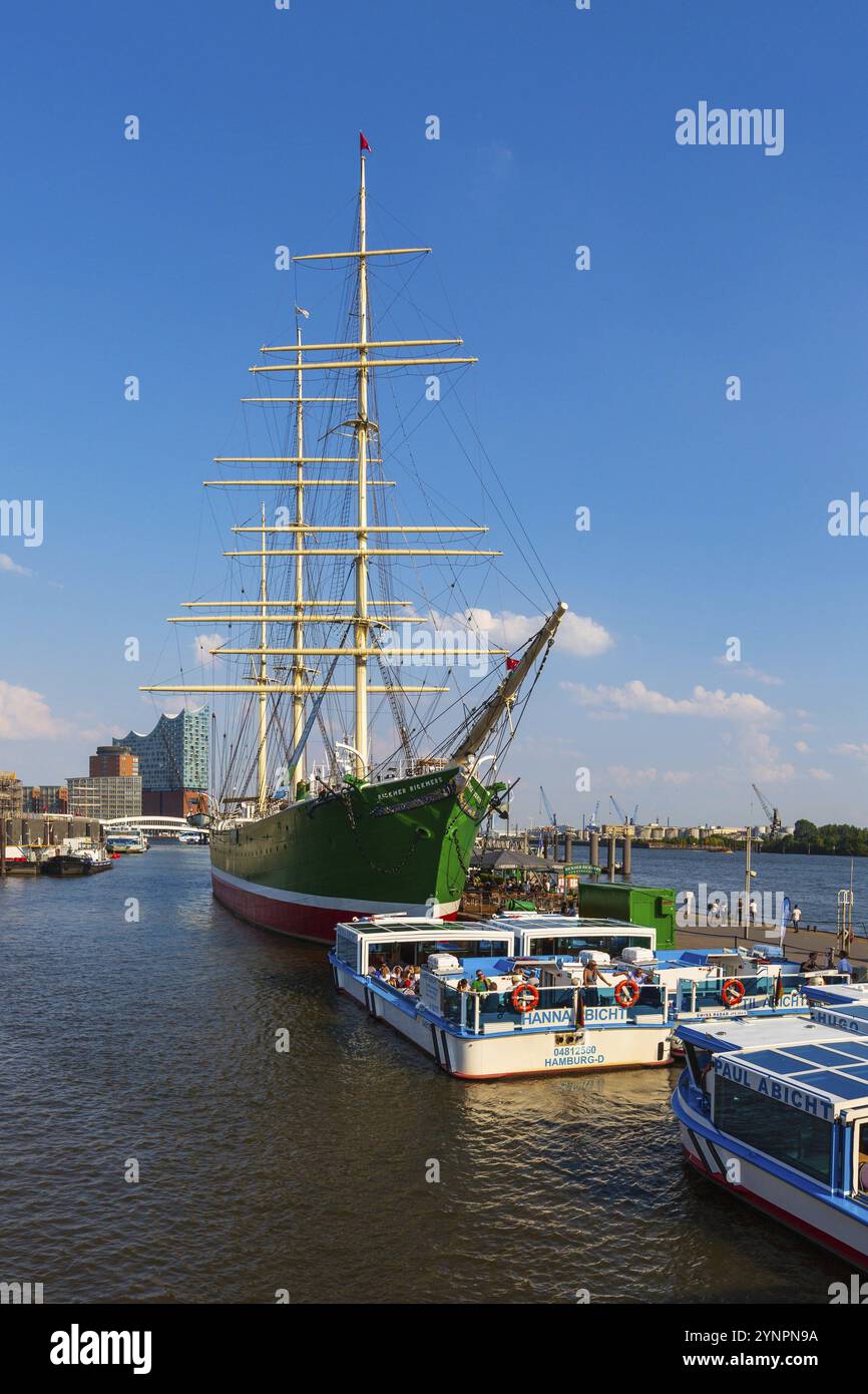 Hambourg, Allemagne, 26 juillet 2018 : vieux navire avec restaurant sur l'Elbe, Hamburger Landungsbruecken port, Europe Banque D'Images