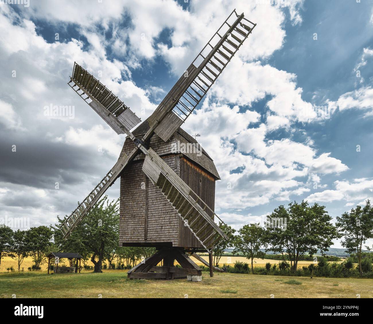 Une vue sur un beau moulin à vent en Allemagne de Thuringe dans un cadre naturel et un oeil attrape pour les touristes Banque D'Images