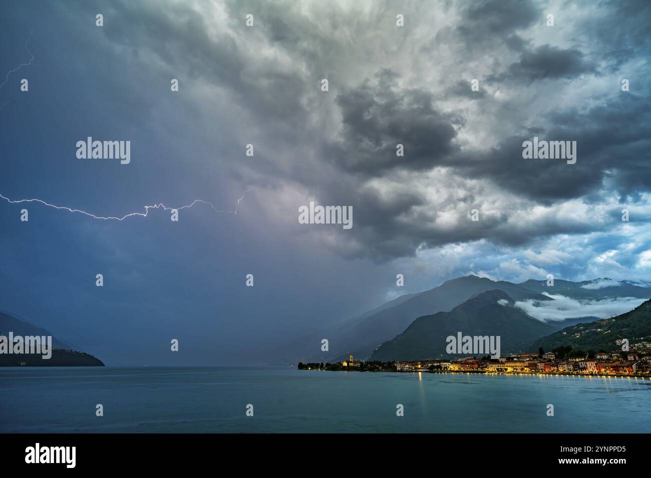 Un fort orage avec beaucoup d'éclairs au-dessus du lac de Côme Banque D'Images