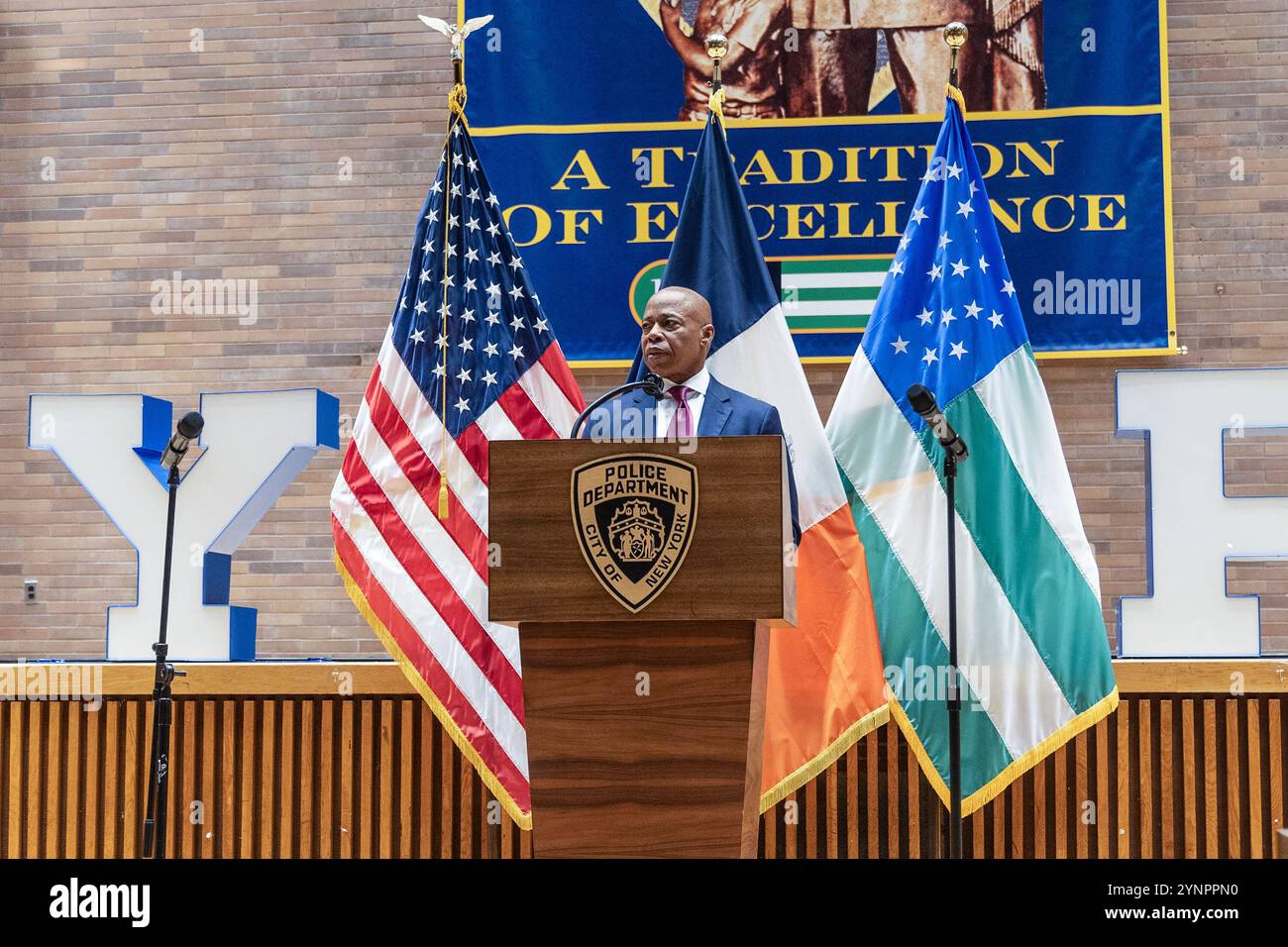 New York, États-Unis. 25 novembre 2024. Le maire Eric Adams parle avant de prêter serment à Jessica Tisch en tant que commissaire de police au One police Plaza de New York le 25 novembre 2024 (photo de Lev Radin/Pacific Press) crédit : Pacific Press Media production Corp./Alamy Live News Banque D'Images