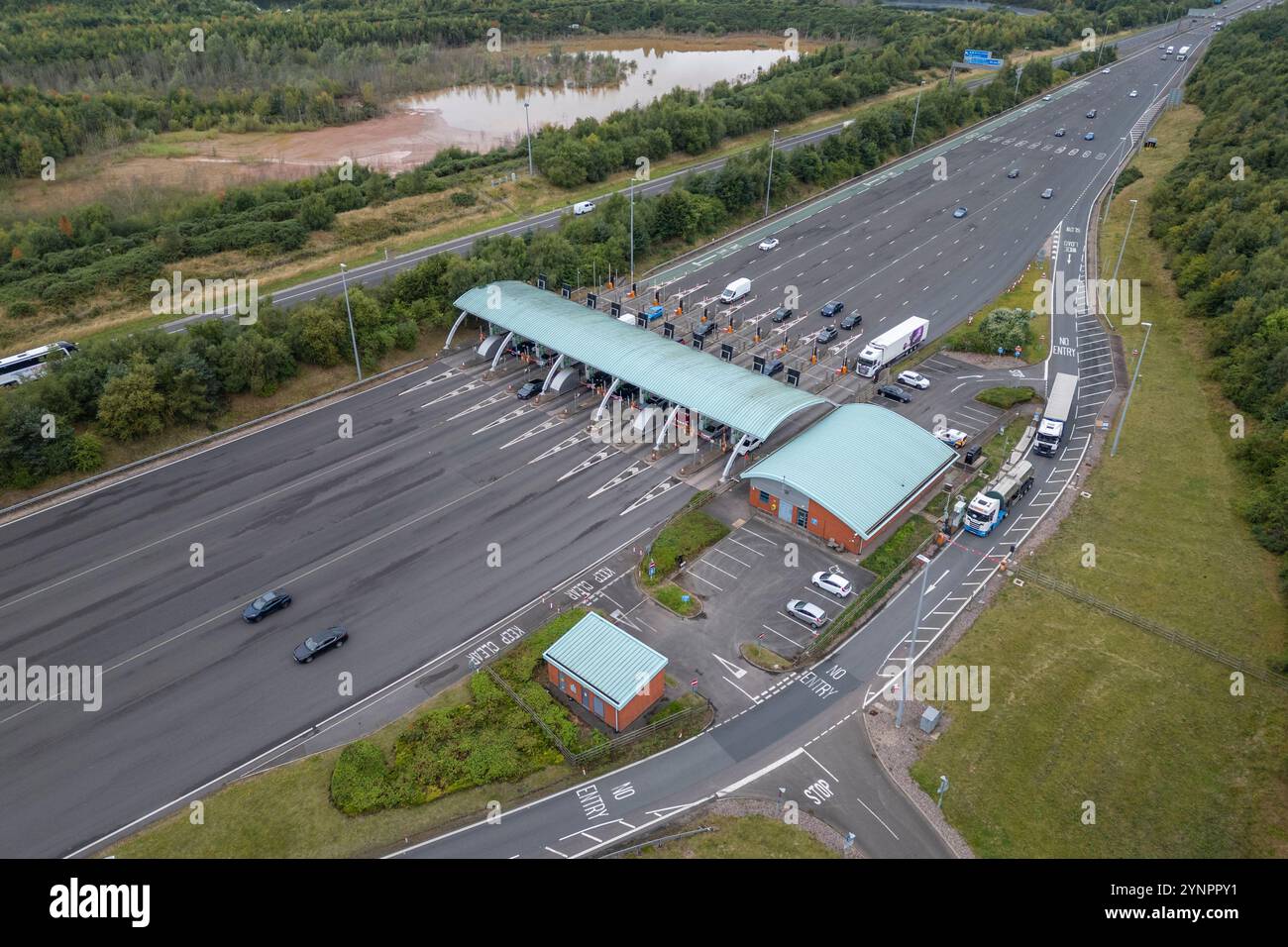 Vue aérienne du M6 Weeford Toll Plaza, Weeford, Sutton Coldfield, Royaume-Uni. Banque D'Images