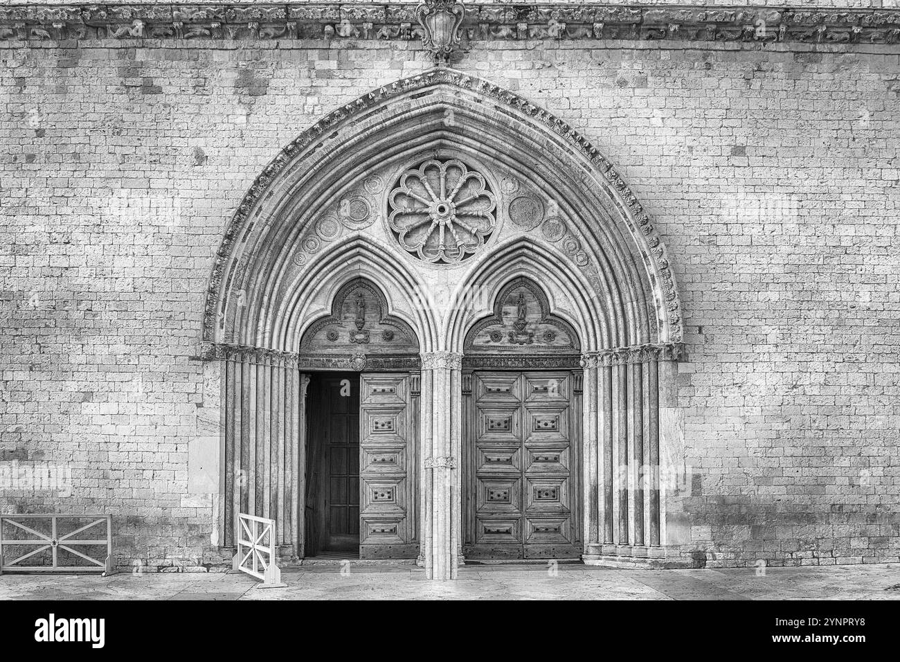 Portail principal de la Basilique Saint François, assise, l'un des lieux les plus importants de pèlerinage chrétien en Italie. Site du patrimoine mondial de l'UNESCO si Banque D'Images