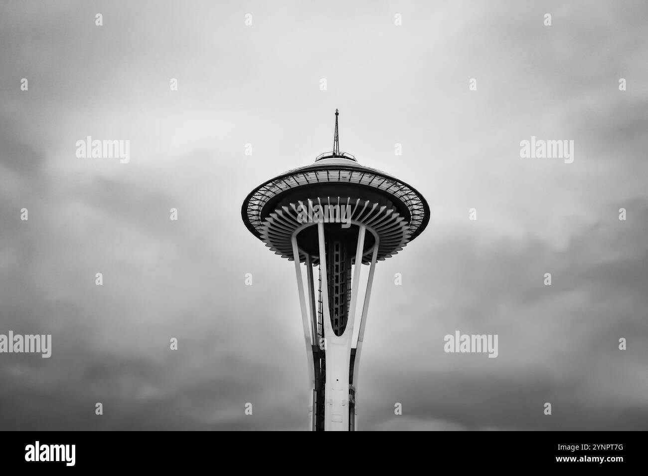 Tower Needle en noir et blanc contre Moody Sky Banque D'Images