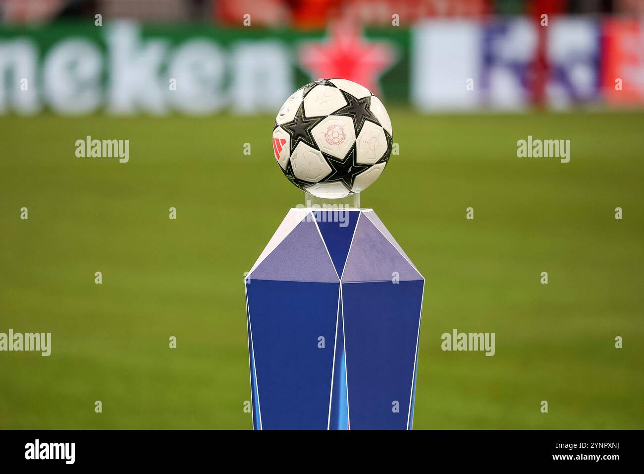 Muenchen, Deutschland. 26 novembre 2024. Spielball vor dem Spiel, GER, FC Bayern Muenchen (FCB) vs Paris Saint Germain (PSG), Fussball, UEFA Champions League, 5. Spieltag, Spielzeit 2024/2025, 26.11.2024, Foto : Eibner-Pressefoto/Jenni Maul crédit : dpa/Alamy Live News Banque D'Images