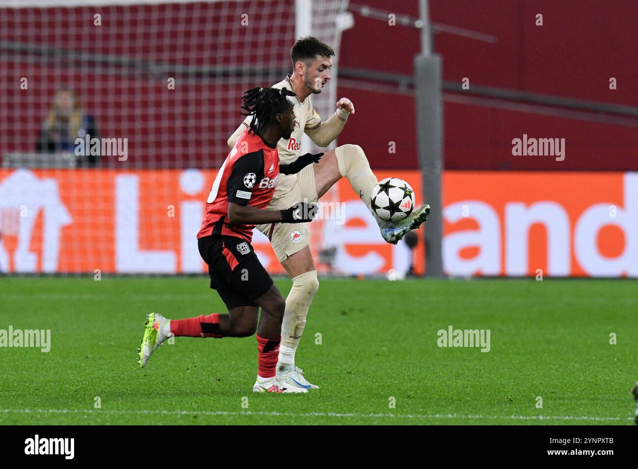 Aleksa Terzic ( RB Salzbourg ) klaert vor Jeremie Frimpong ( Bayer 04 Leverkusen ). GER, Bayer 04 Leverkusen vs FC Red Bull Salzburg, Fussball, UEFA Champions League, Ligaphase, Spielzeit 2024/2025, 26.11.2024 Foto : Eibner-Pressefoto/Thomas Thienel Banque D'Images