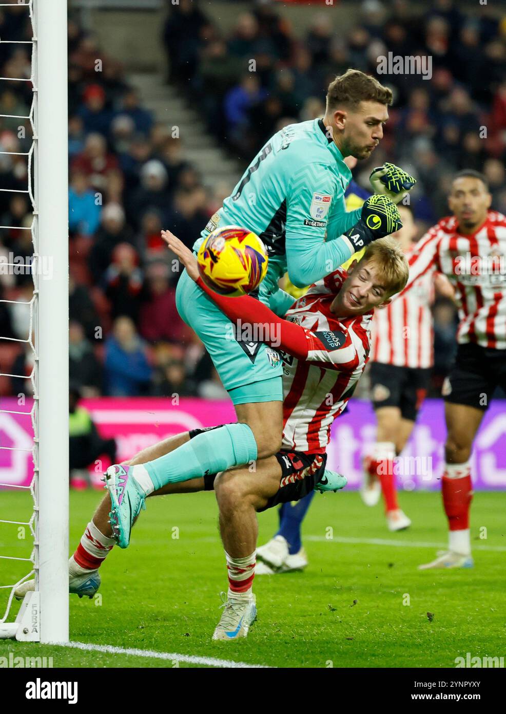 Tom Watson de Sunderland (à droite) entre en collision avec le gardien de West Bromwich Albion Alex Palmer lors du Sky Bet Championship match au Stadium of Light, Sunderland. Date de la photo : mardi 26 novembre 2024. Banque D'Images