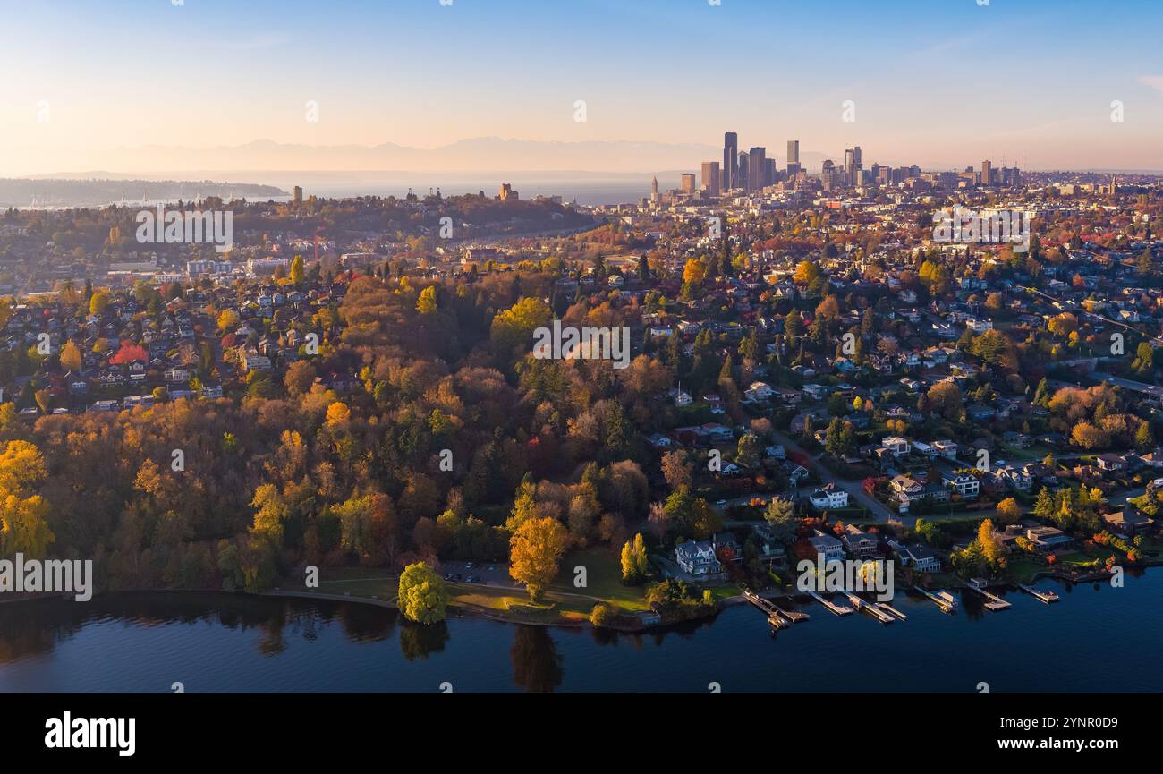 Aerial Seattle Leschi et Downtown Fall Colors Banque D'Images