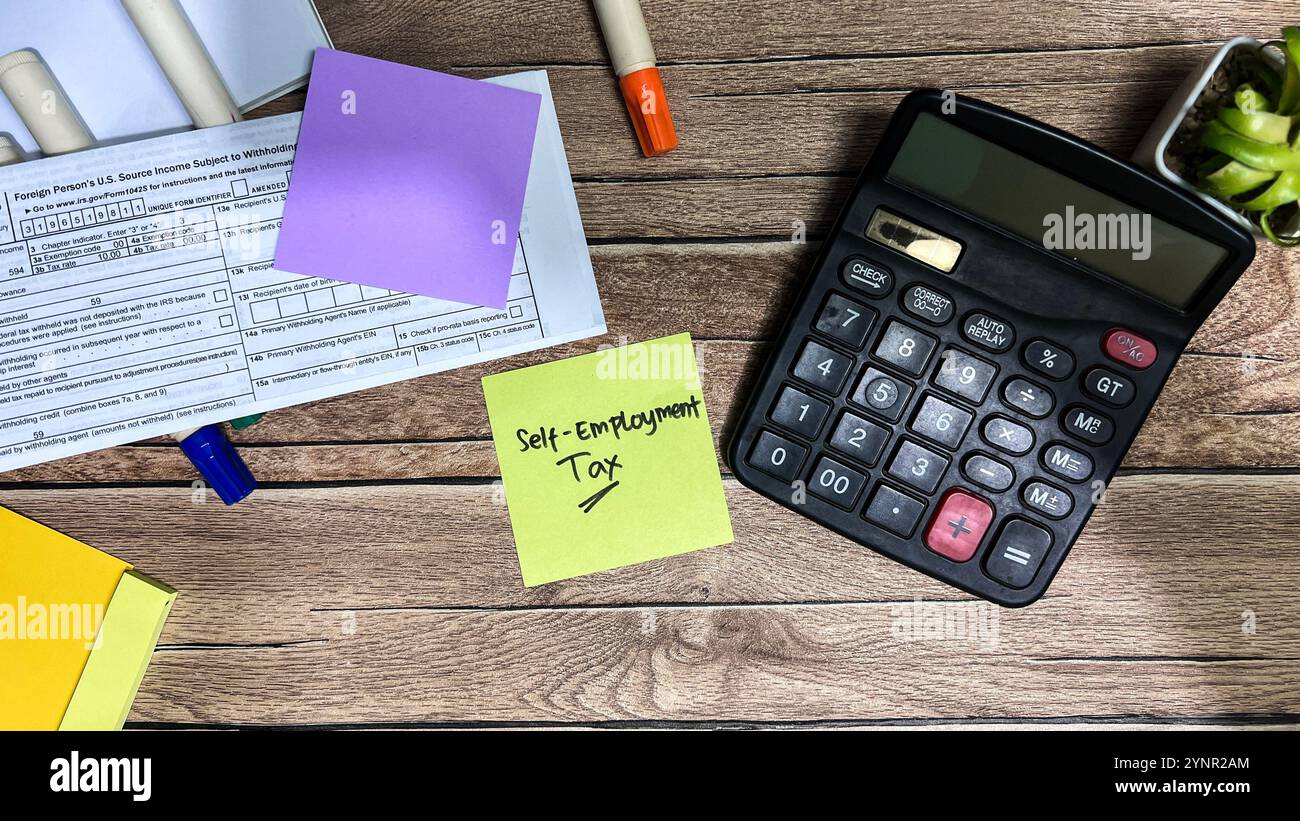 Concept de l'impôt sur le travail indépendant écrire sur des notes adhésives isolées sur la table en bois. Banque D'Images