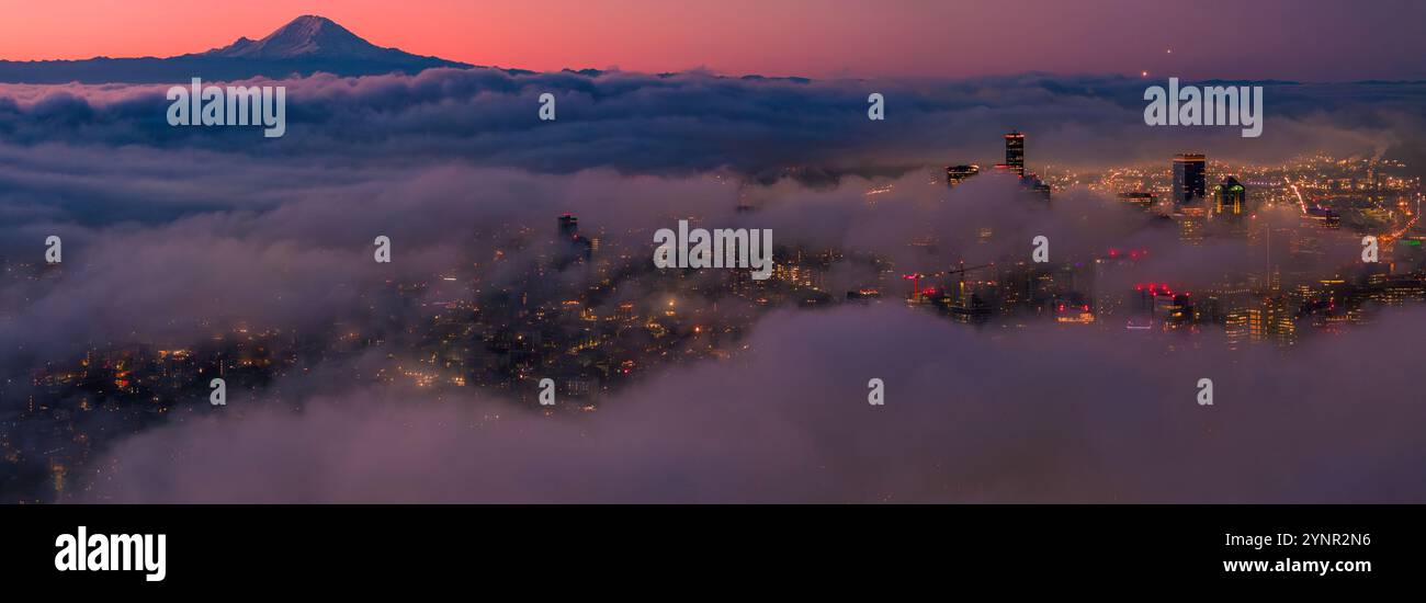 Seattle et Mount Rainier dans les nuages à Sunrise Aerial Banque D'Images