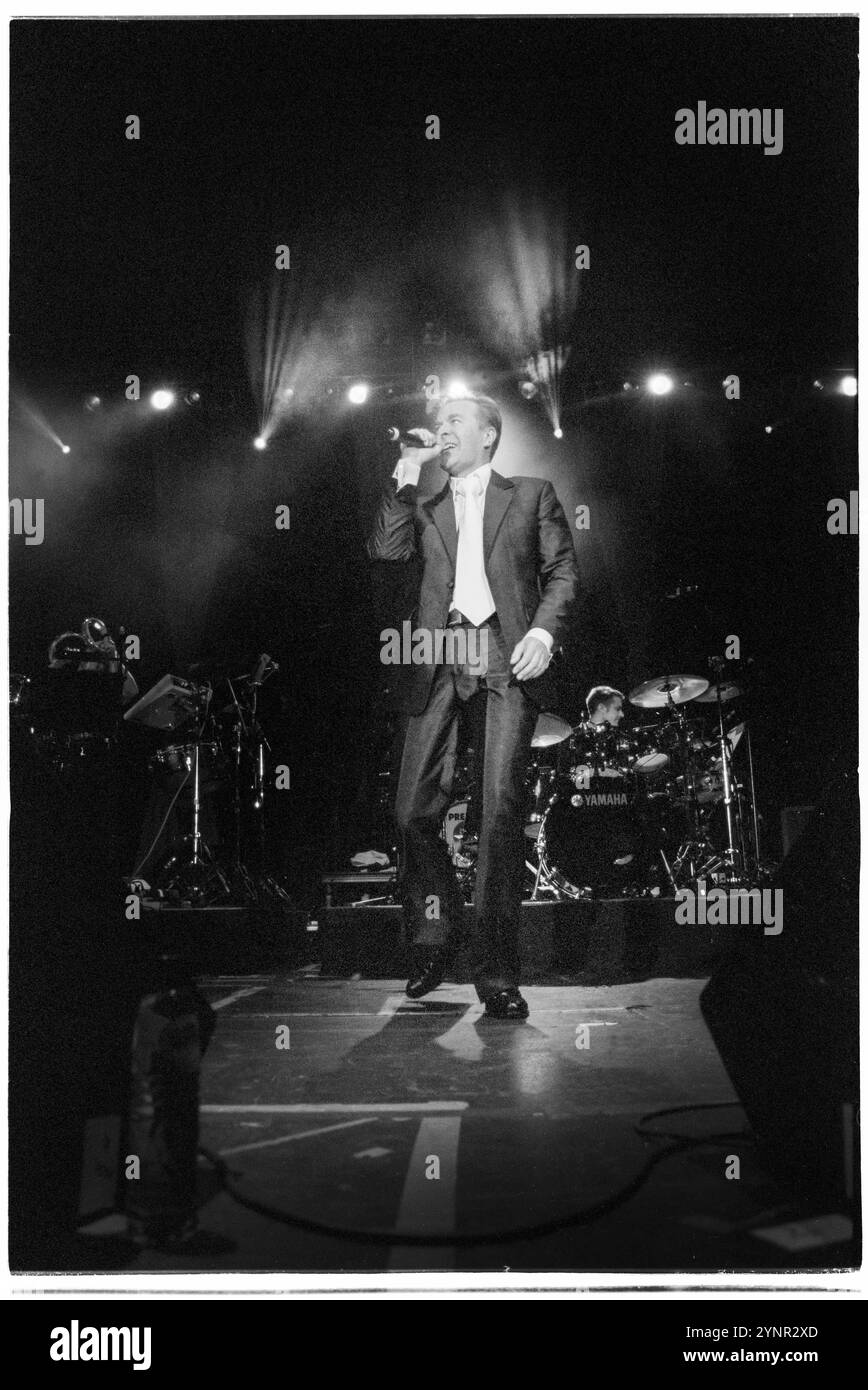 MARTIN Fry, ABC, CONCERT, 2002 : Martin Fry du groupe ABC jouant au Cardiff International Arena à Cardiff, pays de Galles, Royaume-Uni le 18 avril 2002. Photo : Rob Watkins. INFO : ABC est un groupe basé à Sheffield formé au début des années 1980, connu pour leur mélange sophistiqué de New wave et de synth-pop. Dirigé par Martin Fry, ils ont connu du succès avec des tubes comme The look of Love et The Lexicon of Love, un album acclamé par la critique. Banque D'Images MARTIN Fry, ABC, CONCERT, 2002 : Martin Fry du groupe ABC jouant au Cardiff International Arena à Cardiff, pays de Galles, Royaume-Uni le 18 avril 2002. Photo : Rob Watkins. INFO : ABC est un groupe basé à Sheffield formé au début des années 1980, connu pour leur mélange sophistiqué de New wave et de synth-pop. Dirigé par Martin Fry, ils ont connu du succès avec des tubes comme The look of Love et The Lexicon of Love, un album acclamé par la critique. Banque D'Images