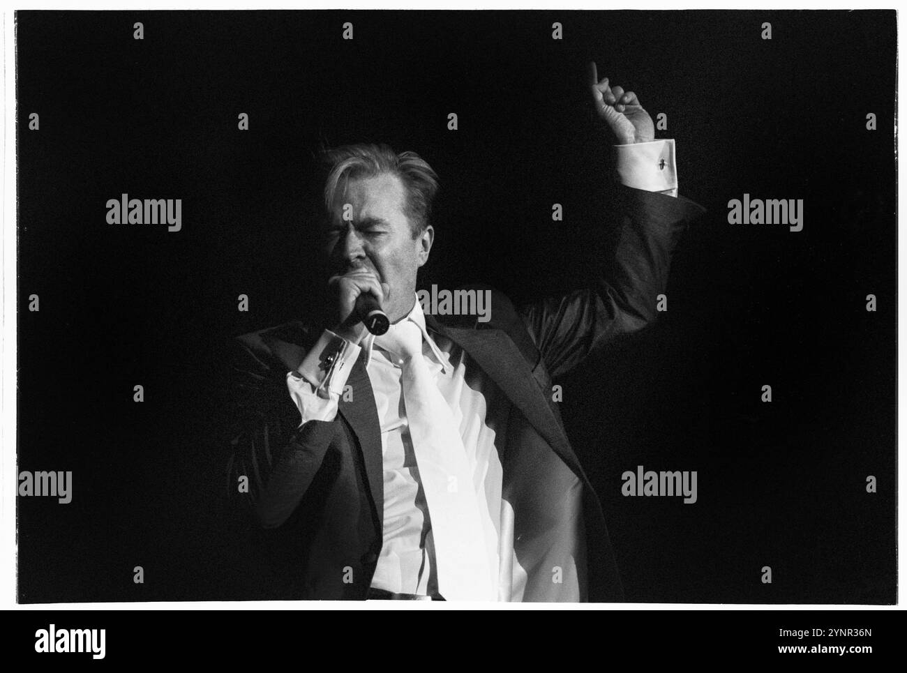 MARTIN Fry, ABC, CONCERT, 2002 : Martin Fry du groupe ABC jouant au Cardiff International Arena à Cardiff, pays de Galles, Royaume-Uni le 18 avril 2002. Photo : Rob Watkins. INFO : ABC est un groupe basé à Sheffield formé au début des années 1980, connu pour leur mélange sophistiqué de New wave et de synth-pop. Dirigé par Martin Fry, ils ont connu du succès avec des tubes comme The look of Love et The Lexicon of Love, un album acclamé par la critique. Banque D'Images