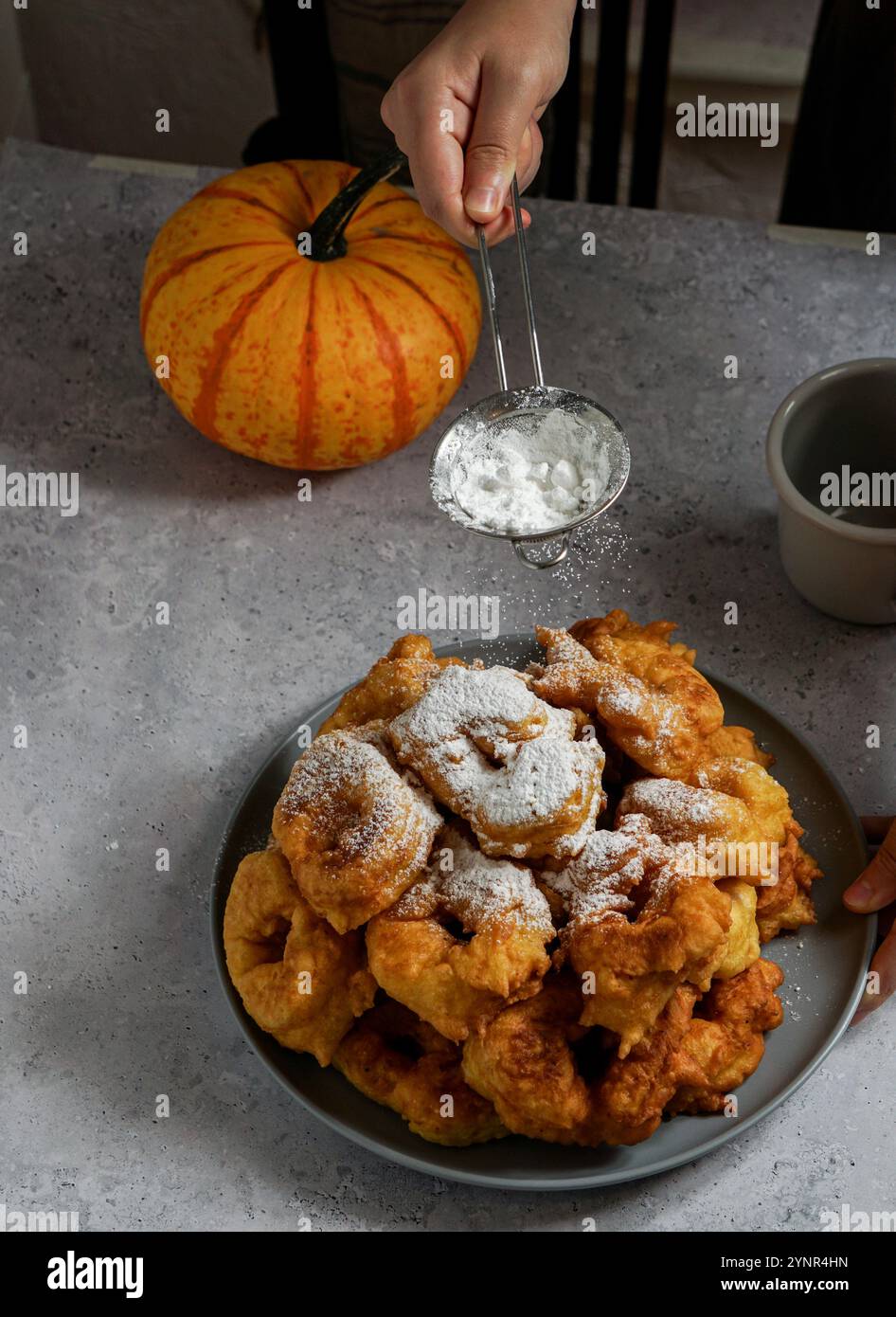 Beignets à la citrouille, plat sucré espagnol, Buñuelos de calabaza, la receta traditionnelle valenciana, thème automnal, grande citrouille Banque D'Images