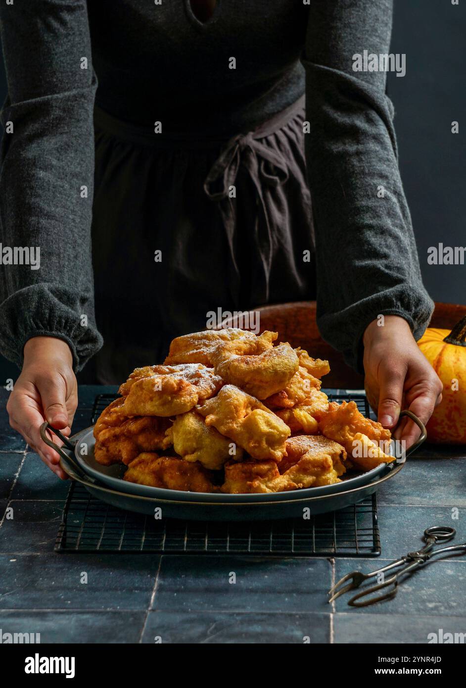 Beignets à la citrouille, plat sucré espagnol, Buñuelos de calabaza, la receta traditionnelle valenciana, thème automnal, grande citrouille Banque D'Images