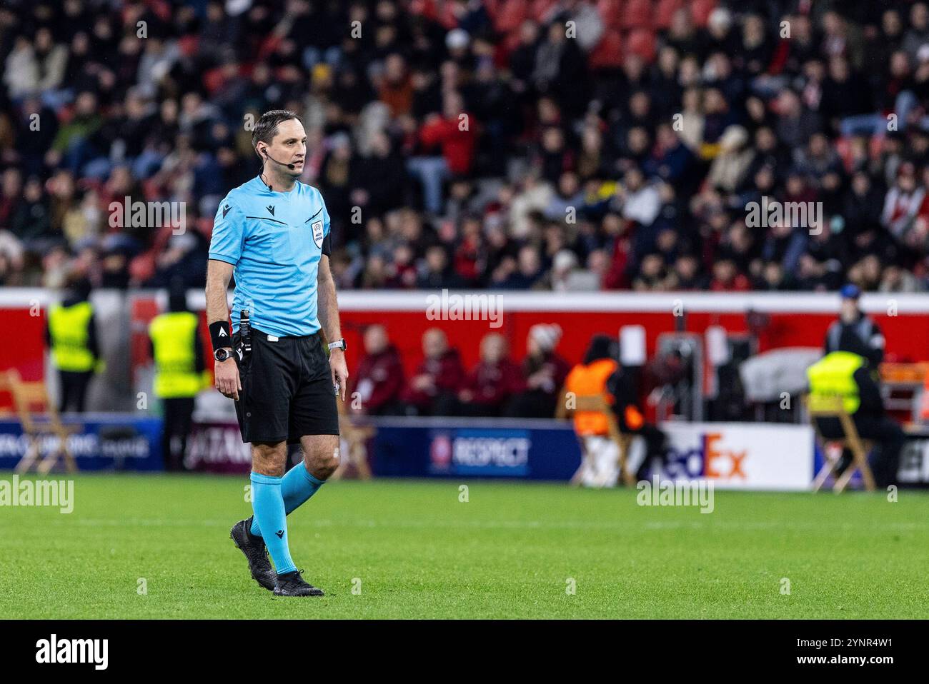 Leverkusen, Deutschland. 26 novembre 2024. Balakin Mykola (Schiedsrichter, Ukraine) UEFA Champions League : Bayer 04 Leverkusen - FC Salzburg ; BayArena, Leverkusen ; 26.11.2024 crédit : dpa/Alamy Live News Banque D'Images Leverkusen, Deutschland. 26 novembre 2024. Balakin Mykola (Schiedsrichter, Ukraine) UEFA Champions League : Bayer 04 Leverkusen - FC Salzburg ; BayArena, Leverkusen ; 26.11.2024 crédit : dpa/Alamy Live News Banque D'Images