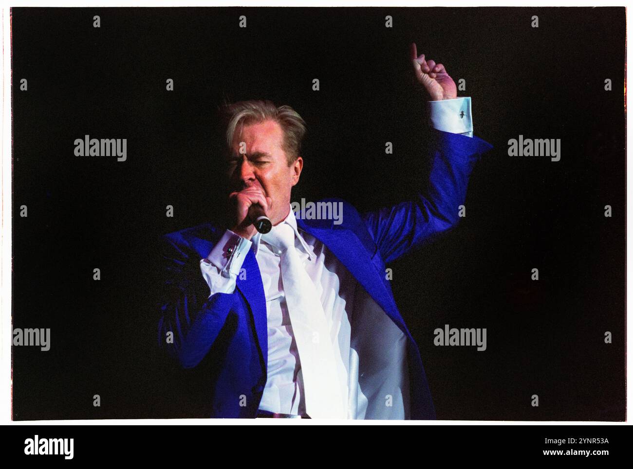 MARTIN Fry, ABC, CONCERT, 2002 : Martin Fry du groupe ABC jouant au Cardiff International Arena à Cardiff, pays de Galles, Royaume-Uni le 18 avril 2002. Photo : Rob Watkins. INFO : ABC est un groupe basé à Sheffield formé au début des années 1980, connu pour leur mélange sophistiqué de New wave et de synth-pop. Dirigé par Martin Fry, ils ont connu du succès avec des tubes comme The look of Love et The Lexicon of Love, un album acclamé par la critique. Banque D'Images