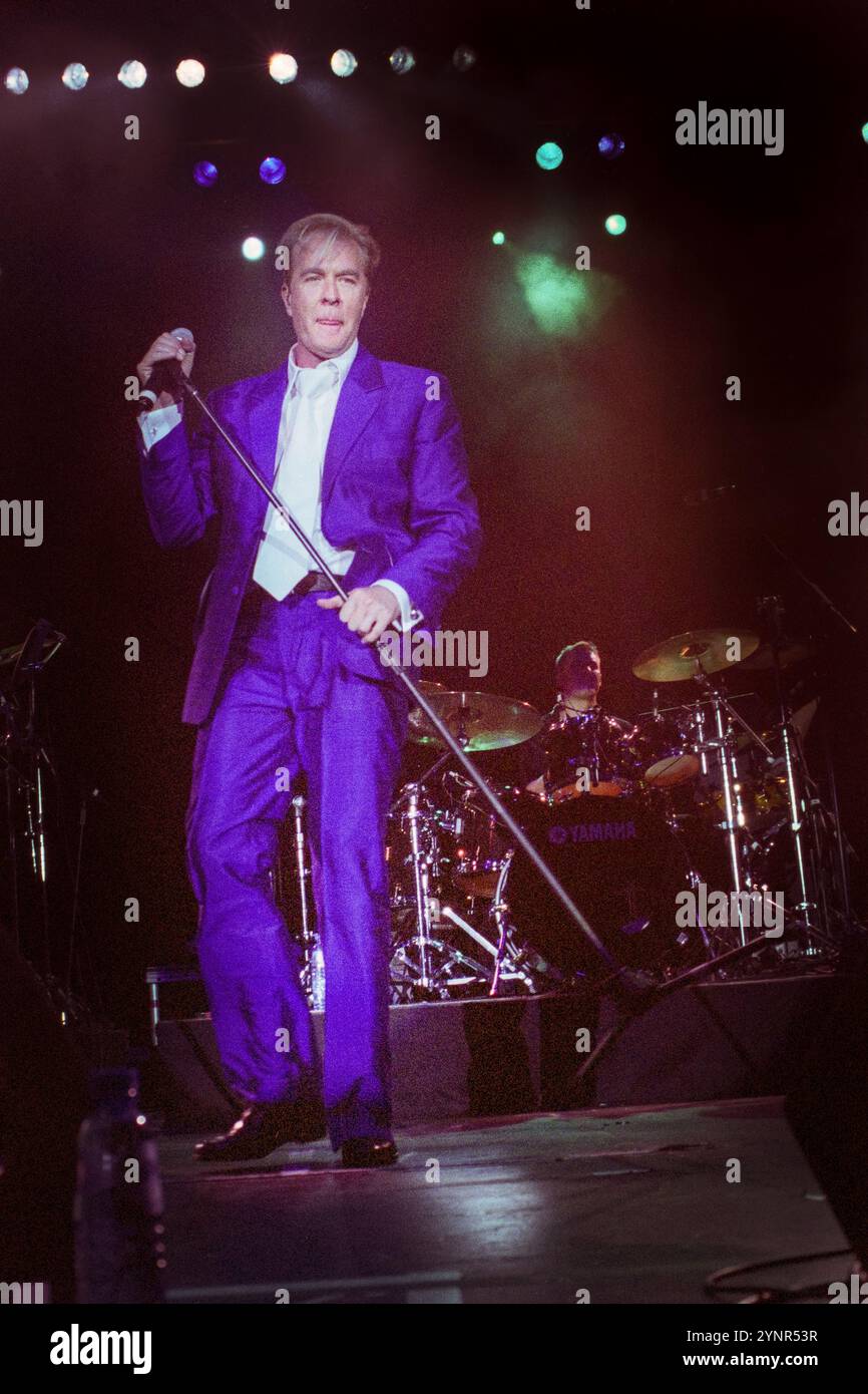MARTIN Fry, ABC, CONCERT, 2002 : Martin Fry du groupe ABC jouant au Cardiff International Arena à Cardiff, pays de Galles, Royaume-Uni le 18 avril 2002. Photo : Rob Watkins. INFO : ABC est un groupe basé à Sheffield formé au début des années 1980, connu pour leur mélange sophistiqué de New wave et de synth-pop. Dirigé par Martin Fry, ils ont connu du succès avec des tubes comme The look of Love et The Lexicon of Love, un album acclamé par la critique. Banque D'Images MARTIN Fry, ABC, CONCERT, 2002 : Martin Fry du groupe ABC jouant au Cardiff International Arena à Cardiff, pays de Galles, Royaume-Uni le 18 avril 2002. Photo : Rob Watkins. INFO : ABC est un groupe basé à Sheffield formé au début des années 1980, connu pour leur mélange sophistiqué de New wave et de synth-pop. Dirigé par Martin Fry, ils ont connu du succès avec des tubes comme The look of Love et The Lexicon of Love, un album acclamé par la critique. Banque D'Images