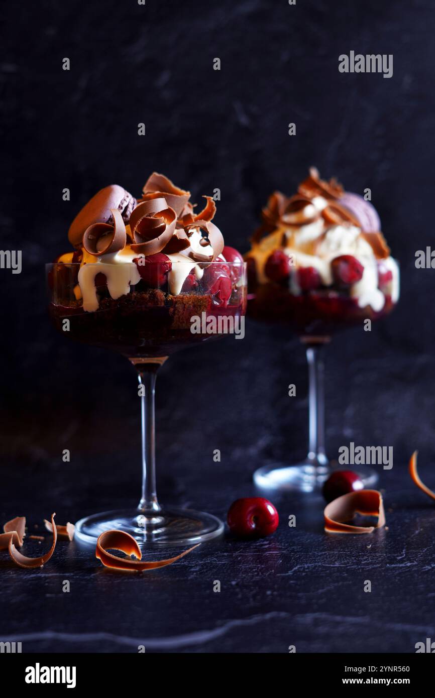 Bagatelles individuelles cerises et chocolat de la Forêt Noire. Banque D'Images