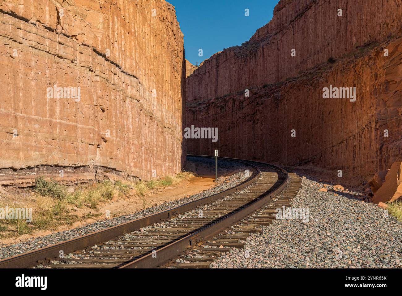 Chemin de fer à travers la falaise rocheuse le long du sentier Corona Arch près de Moab, dans l'Utah Banque D'Images