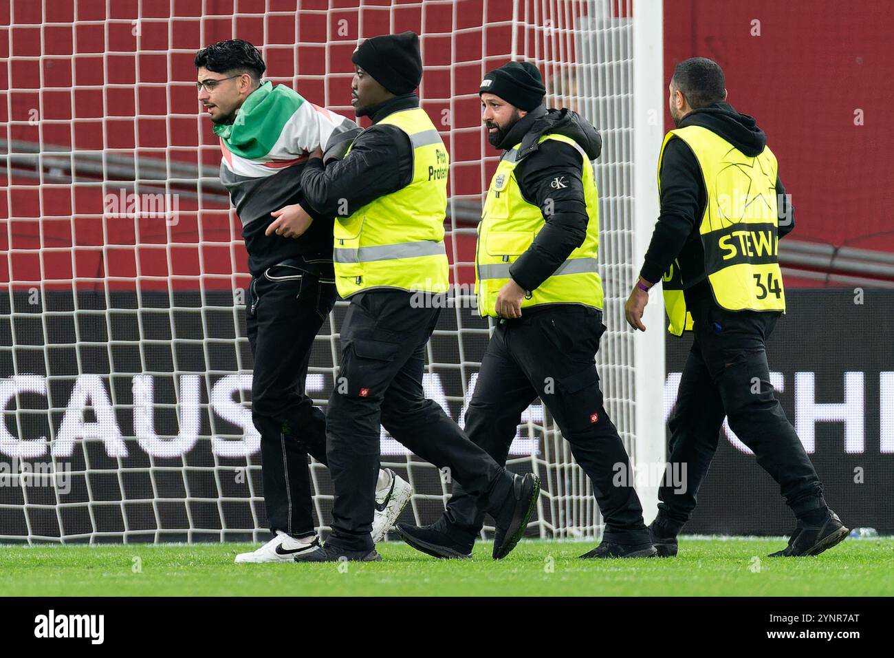 Leverkusen, Allemagne. 26 novembre 2024. LEVERKUSEN, ALLEMAGNE - NOVEMBRE 26 : un envahisseur de terrain est vu lors du match MD5 de la phase de la Ligue des champions 2024/25 de l'UEFA entre le Bayer 04 Leverkusen et le FC Salzburg à la BayArena le 26 novembre 2024 à Leverkusen, Allemagne. (Photo de Joris Verwijst/Orange Pictures) crédit : Orange pics BV/Alamy Live News Banque D'Images Leverkusen, Allemagne. 26 novembre 2024. LEVERKUSEN, ALLEMAGNE - NOVEMBRE 26 : un envahisseur de terrain est vu lors du match MD5 de la phase de la Ligue des champions 2024/25 de l'UEFA entre le Bayer 04 Leverkusen et le FC Salzburg à la BayArena le 26 novembre 2024 à Leverkusen, Allemagne. (Photo de Joris Verwijst/Orange Pictures) crédit : Orange pics BV/Alamy Live News Banque D'Images