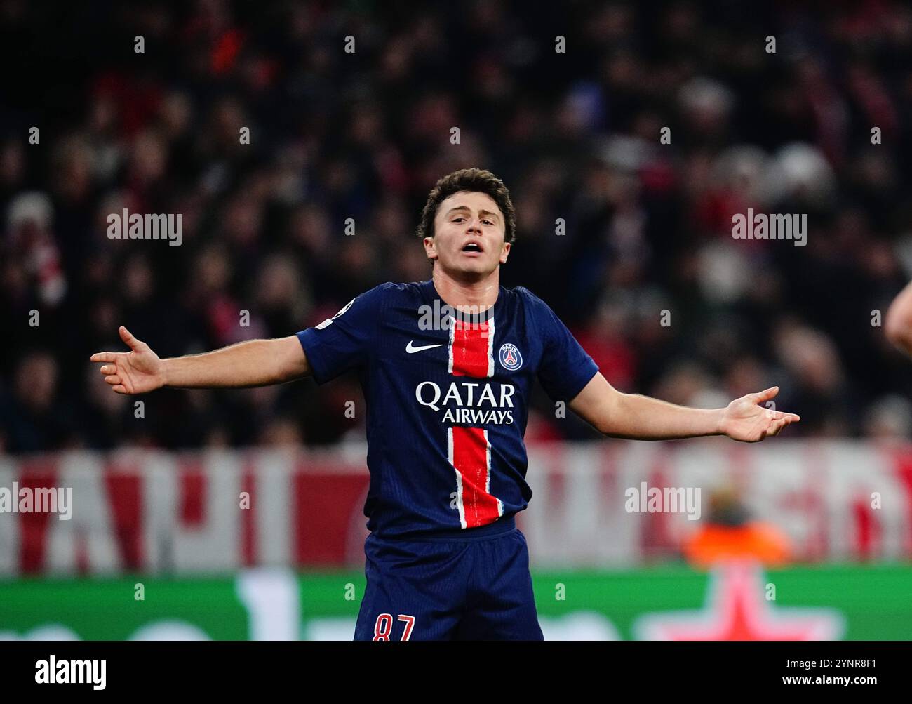 Allianz Areana, Munich, Allemagne. 26 novembre 2024. Joao Neves du Paris Saint-Germain fait des gestes lors d'un match de la Ligue des Champions 5, FC Bayern Munich contre Paris Saint-Germain, à Allianz Areana, Munich, Allemagne. Ulrik Pedersen/CSM/Alamy Live News Banque D'Images