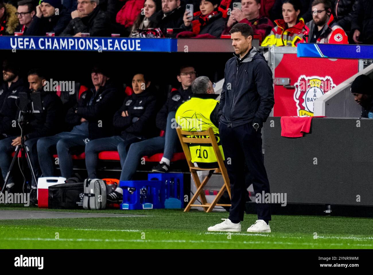 Leverkusen, Allemagne. 26 novembre 2024. LEVERKUSEN, ALLEMAGNE - NOVEMBRE 26 : L'entraîneur-chef du Bayer 04 Leverkusen, Xabi Alonso, regarde lors du match MD5 de la phase de Ligue des champions 2024/25 de l'UEFA entre le Bayer 04 Leverkusen et le FC Salzburg à la BayArena le 26 novembre 2024 à Leverkusen, Allemagne. (Photo de René Nijhuis/MB Media) crédit : MB Media solutions/Alamy Live News Banque D'Images