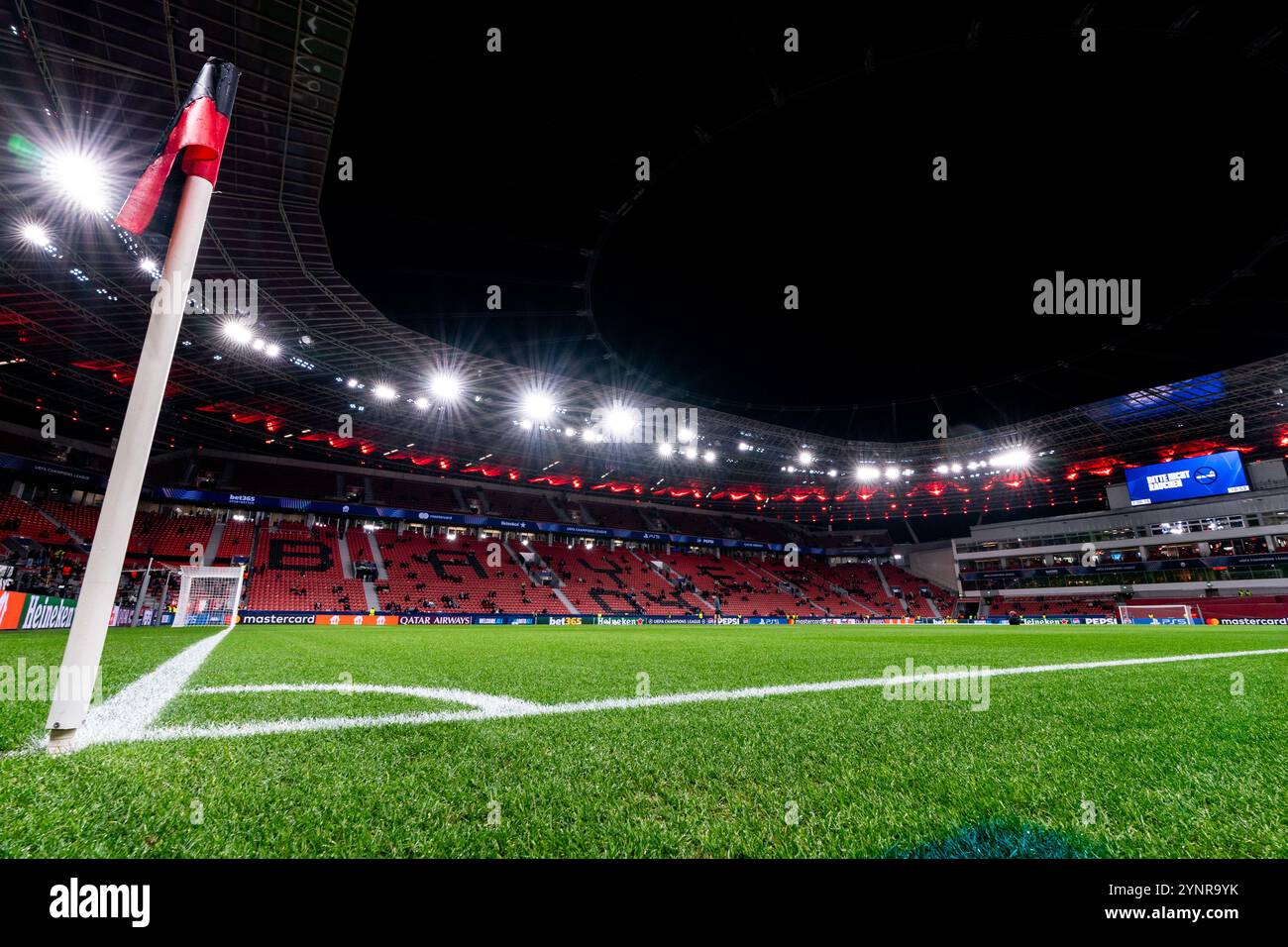 Leverkusen, Allemagne. 26 novembre 2024. LEVERKUSEN, ALLEMAGNE - NOVEMBRE 26 : vue d'ensemble de la BayArena avant le match MD5 de la phase 2024/25 de l'UEFA Champions League entre le Bayer 04 Leverkusen et le FC Salzburg à la BayArena le 26 novembre 2024 à Leverkusen, Allemagne. (Photo de René Nijhuis/MB Media) crédit : MB Media solutions/Alamy Live News Banque D'Images