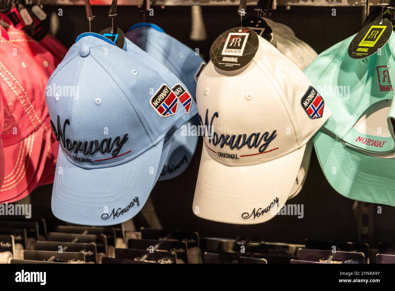 Casquettes de baseball souvenir à vendre dans le magasin norvégien avec la Norvège écrite à travers les chapeaux de casquettes, Norvège Banque D'Images