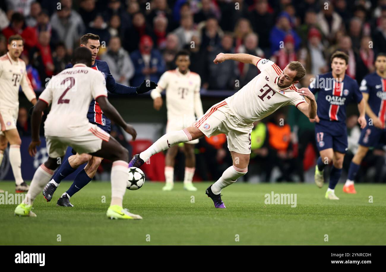 MUNICH, ALLEMAGNE - NOVEMBRE 26 : Harry Kane du Bayern Muenchen en action lors du match MD5 de l'UEFA Champions League 2024/25 entre le FC Bayern München et le Paris Saint-Germain au Football Arena Munich le 26 novembre 2024 à Munich, Allemagne. © diebilderwelt / Alamy Live News Banque D'Images