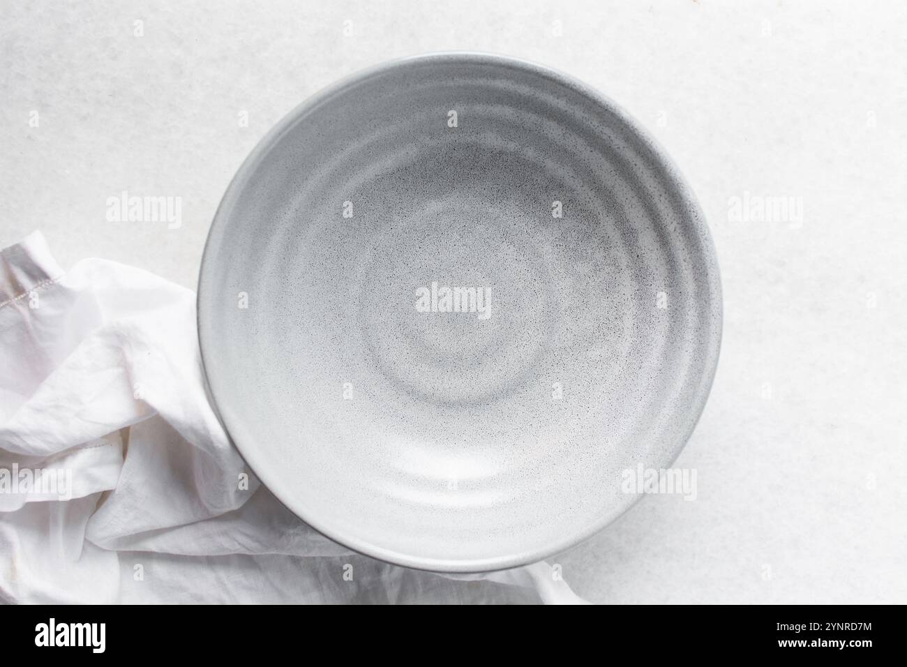 Vue aérienne de la soupe de légumes okro nigériane dans une assiette blanche, vue de dessus de la soupe okro dans une assiette à soupe Banque D'Images