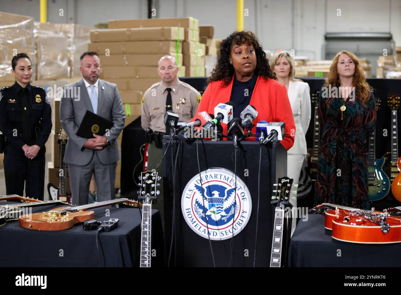 Carson, Californie, États-Unis. 26 novembre 2024. AFRICA BELL, CBP Port Director de Los Angeles et long Beach Seaport avec des représentants du département de la sécurité intérieure, du département du shérif du comté de Los Angeles et Gibson annoncent la saisie de guitares électriques Gibson contrefaites à la station d'examen centralisée de Carson. L'opération multi-agences a conduit à l'interception de plus de 3000 guitares dont la valeur, si authentique, était de plus de 8 millions. (Crédit image : © Ron Lyon/ZUMA Press Wire) USAGE ÉDITORIAL SEULEMENT! Non destiné à UN USAGE commercial ! Banque D'Images
