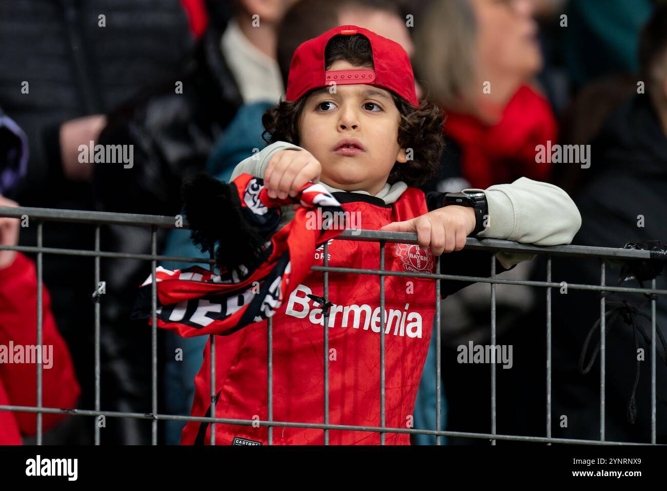 Leverkusen, Allemagne. 26 novembre 2024. LEVERKUSEN, ALLEMAGNE - NOVEMBRE 26 : un jeune fan de Bayer 04 Leverkusen lors du match MD5 de la phase de la Ligue des champions 2024/25 de l'UEFA entre le Bayer 04 Leverkusen et le FC Salzburg à la BayArena le 26 novembre 2024 à Leverkusen, Allemagne. (Photo de Joris Verwijst/Orange Pictures) crédit : Orange pics BV/Alamy Live News Banque D'Images Leverkusen, Allemagne. 26 novembre 2024. LEVERKUSEN, ALLEMAGNE - NOVEMBRE 26 : un jeune fan de Bayer 04 Leverkusen lors du match MD5 de la phase de la Ligue des champions 2024/25 de l'UEFA entre le Bayer 04 Leverkusen et le FC Salzburg à la BayArena le 26 novembre 2024 à Leverkusen, Allemagne. (Photo de Joris Verwijst/Orange Pictures) crédit : Orange pics BV/Alamy Live News Banque D'Images