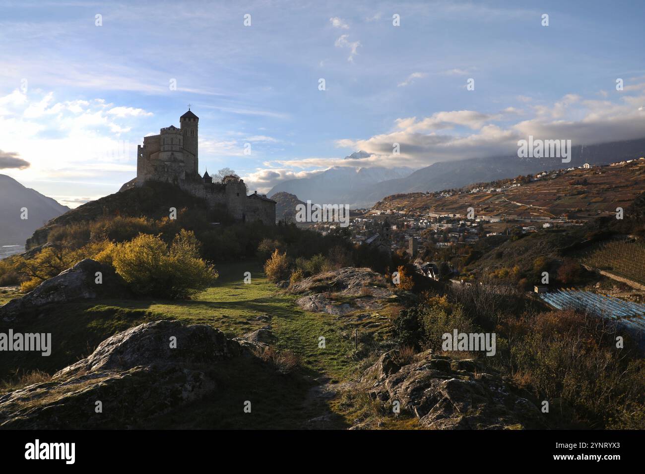 Sion, Suisse. 30 novembre 2022. La basilique de Valère est une église catholique romaine fortifiée située à Sion, dans la vallée du Rhône, dans les alpes suisses. (Photo par Apolline Guillerot-Malick/SOPA images/Sipa USA) crédit : Sipa USA/Alamy Live News Banque D'Images