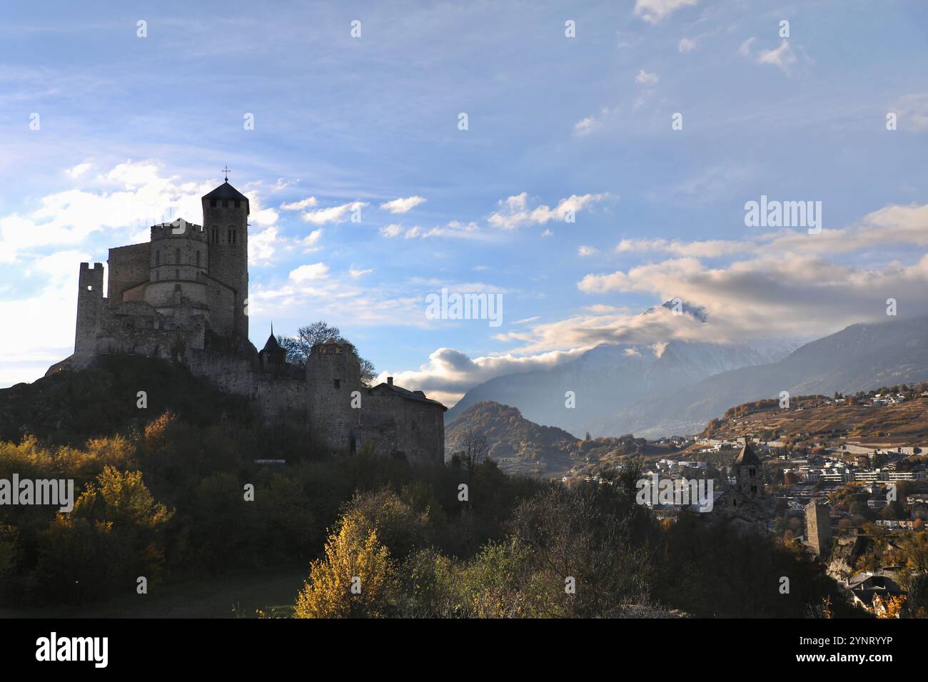 Sion, Suisse. 30 novembre 2022. La basilique de Valère est une église catholique romaine fortifiée située à Sion, dans la vallée du Rhône, dans les alpes suisses. (Photo par Apolline Guillerot-Malick/SOPA images/Sipa USA) crédit : Sipa USA/Alamy Live News Banque D'Images