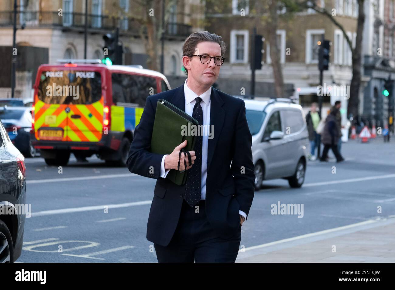 Londres, Royaume-Uni. Ken McCallum, directeur général du Service de sécurité (MI5), est vu marcher à Whitehall. Banque D'Images