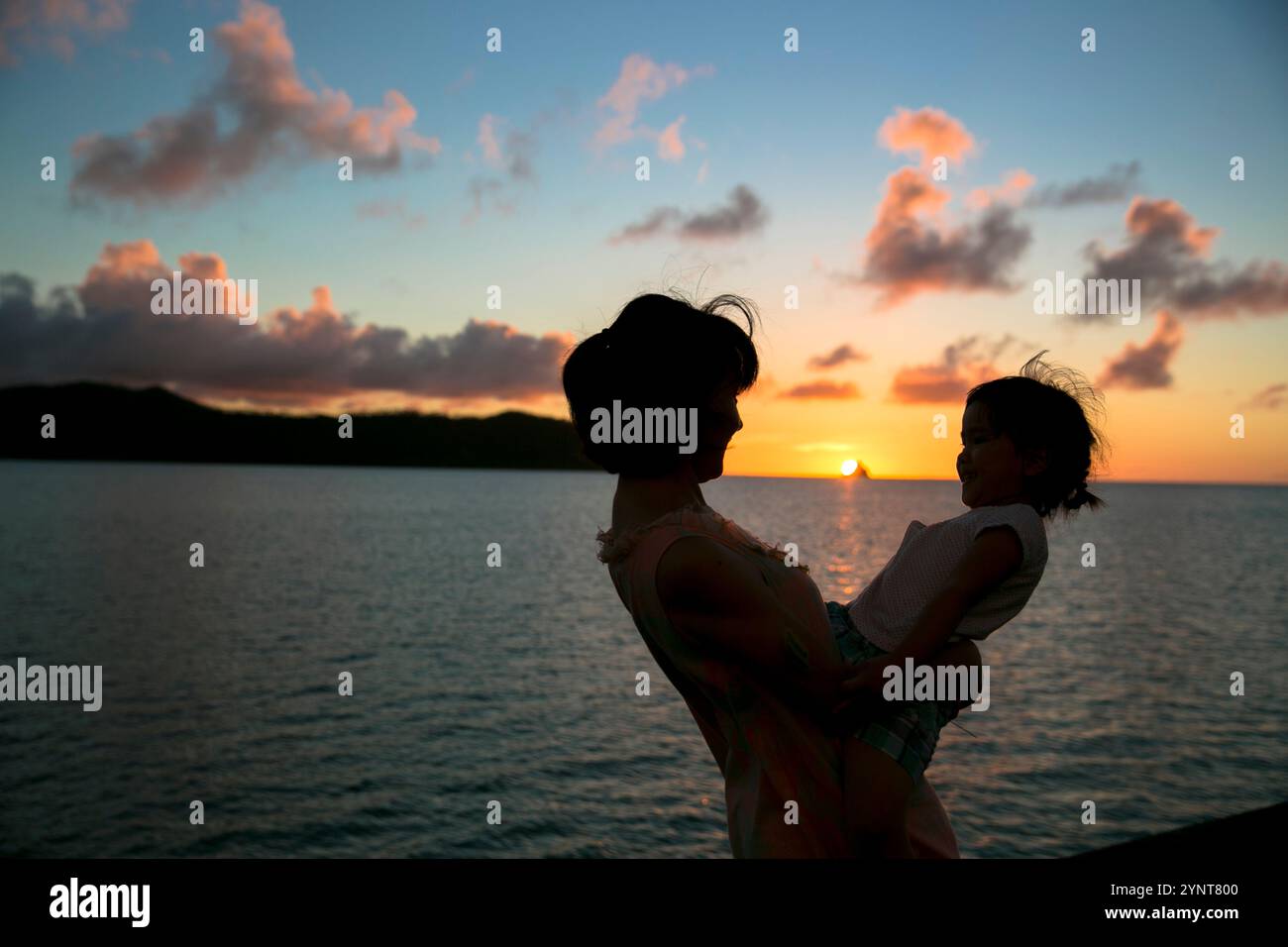 Parent et enfant crépuscule avec coucher de soleil en arrière-plan Banque D'Images