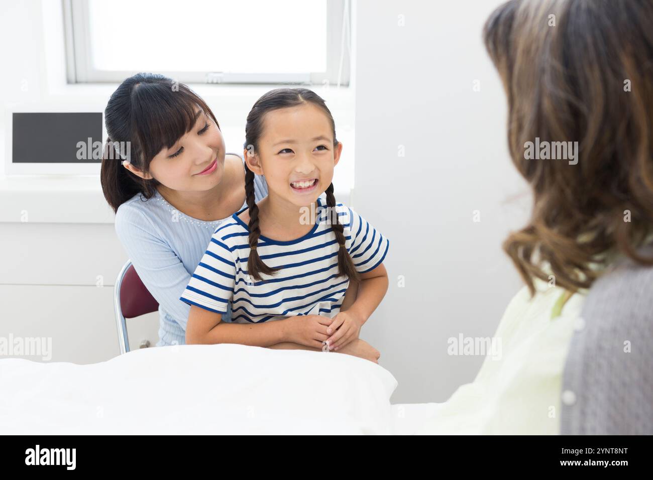 Femme âgée avec des membres de la famille qui sont venus lui rendre visite Banque D'Images