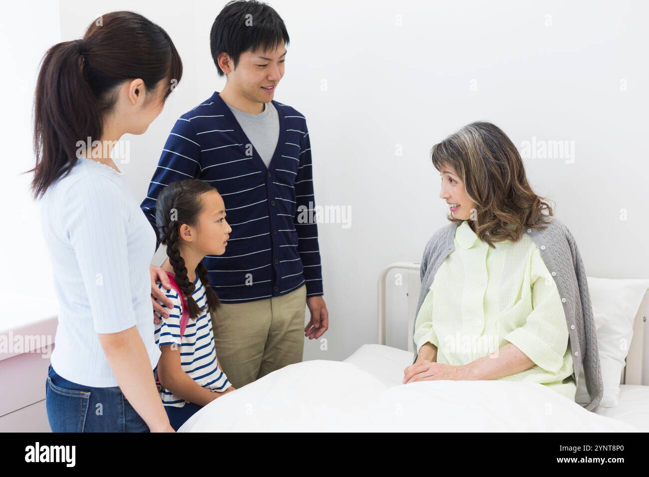 Femme âgée avec des membres de la famille qui sont venus lui rendre visite Banque D'Images