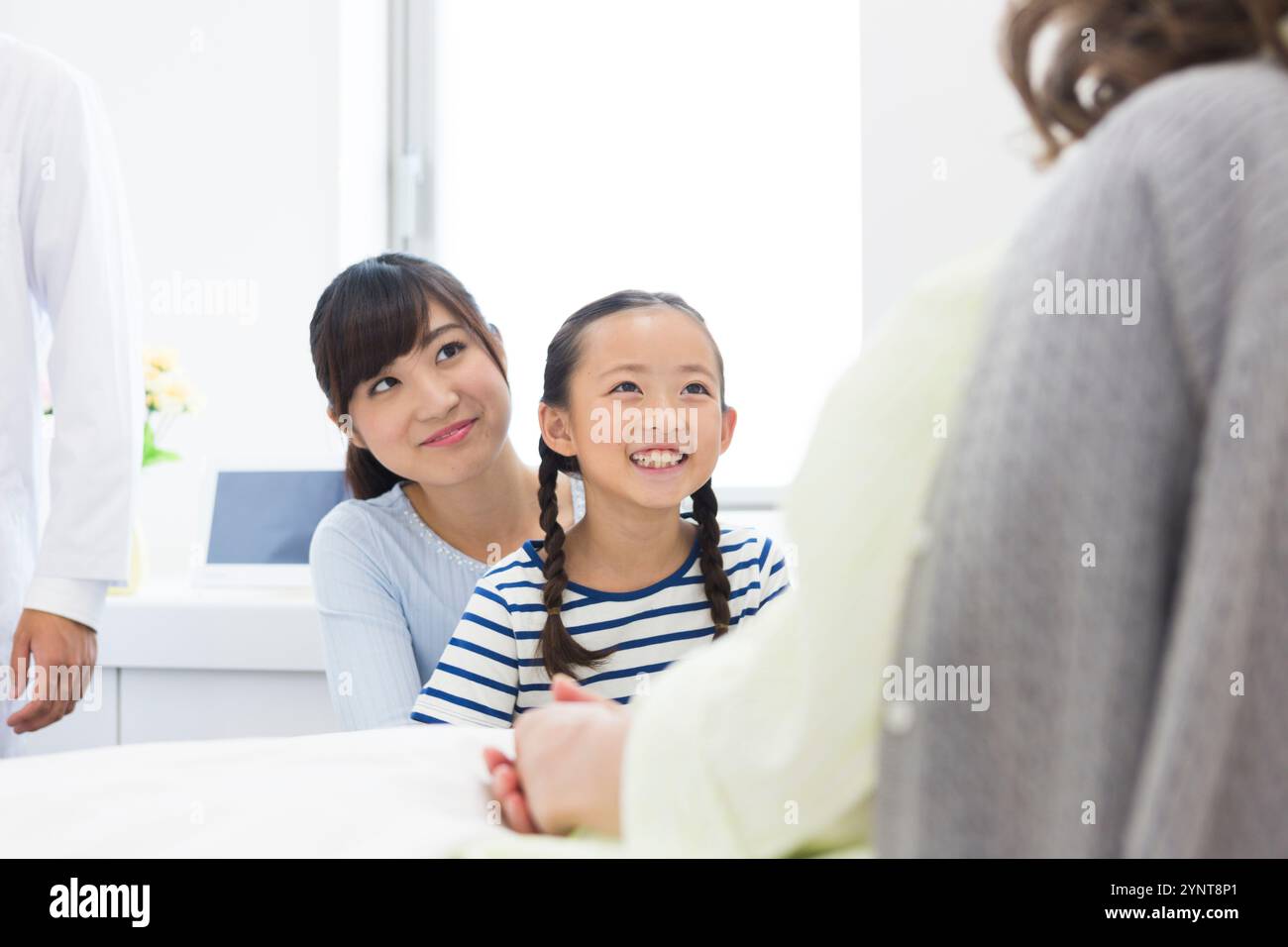 Femme âgée avec des membres de la famille qui sont venus lui rendre visite Banque D'Images