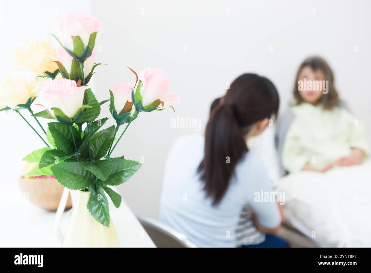 Femme âgée avec des membres de la famille qui sont venus lui rendre visite Banque D'Images