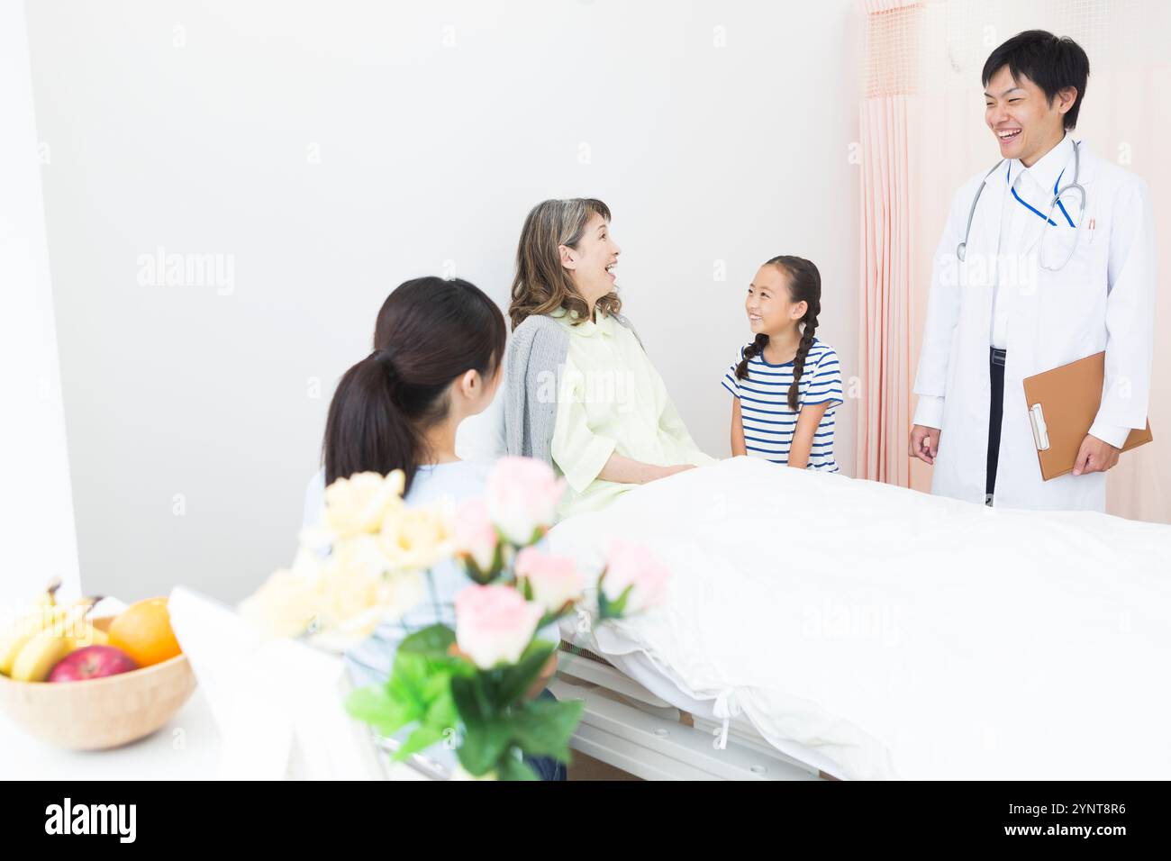 Femme âgée avec des membres de la famille qui sont venus lui rendre visite Banque D'Images