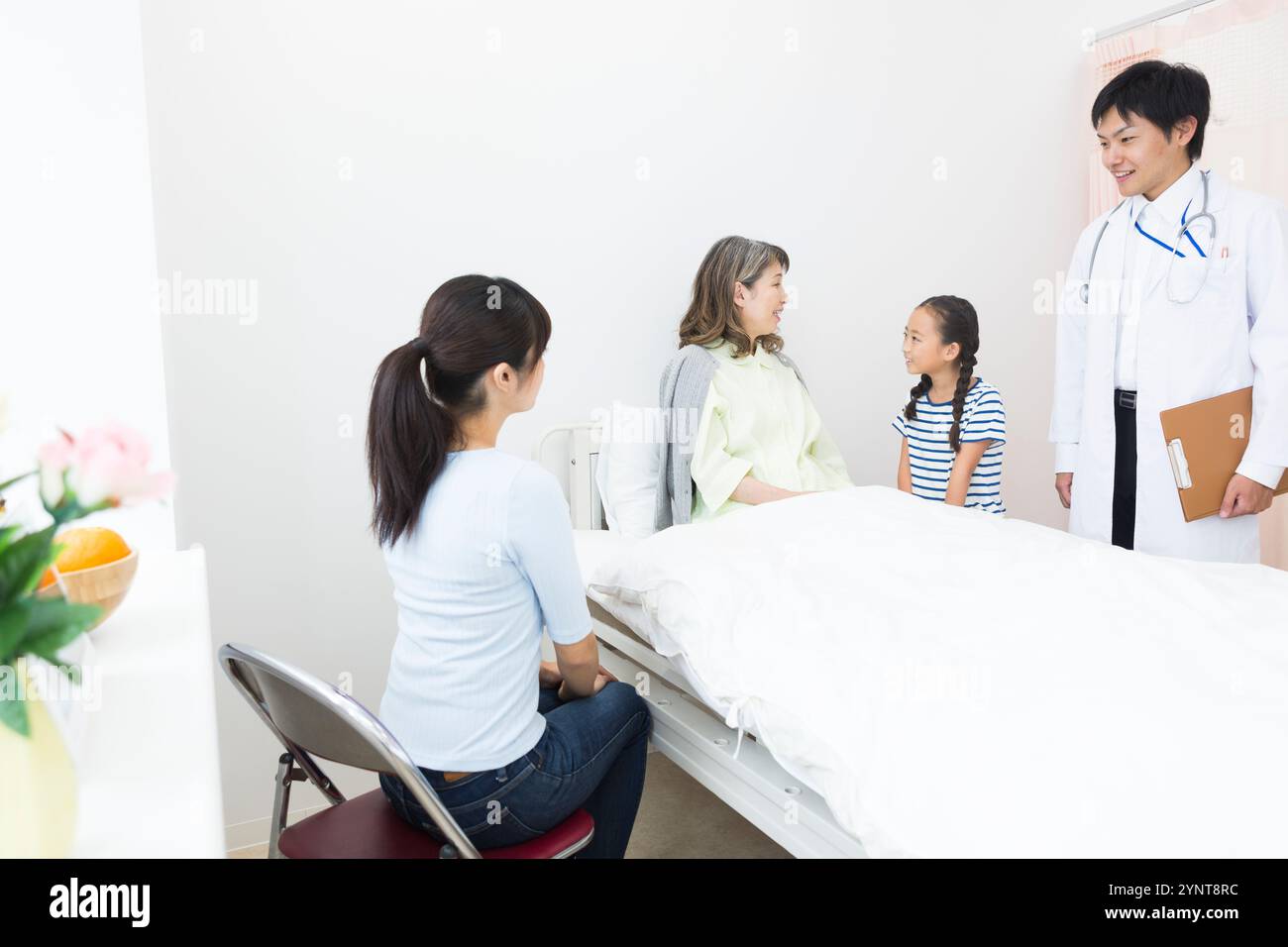Femme âgée avec des membres de la famille qui sont venus lui rendre visite Banque D'Images