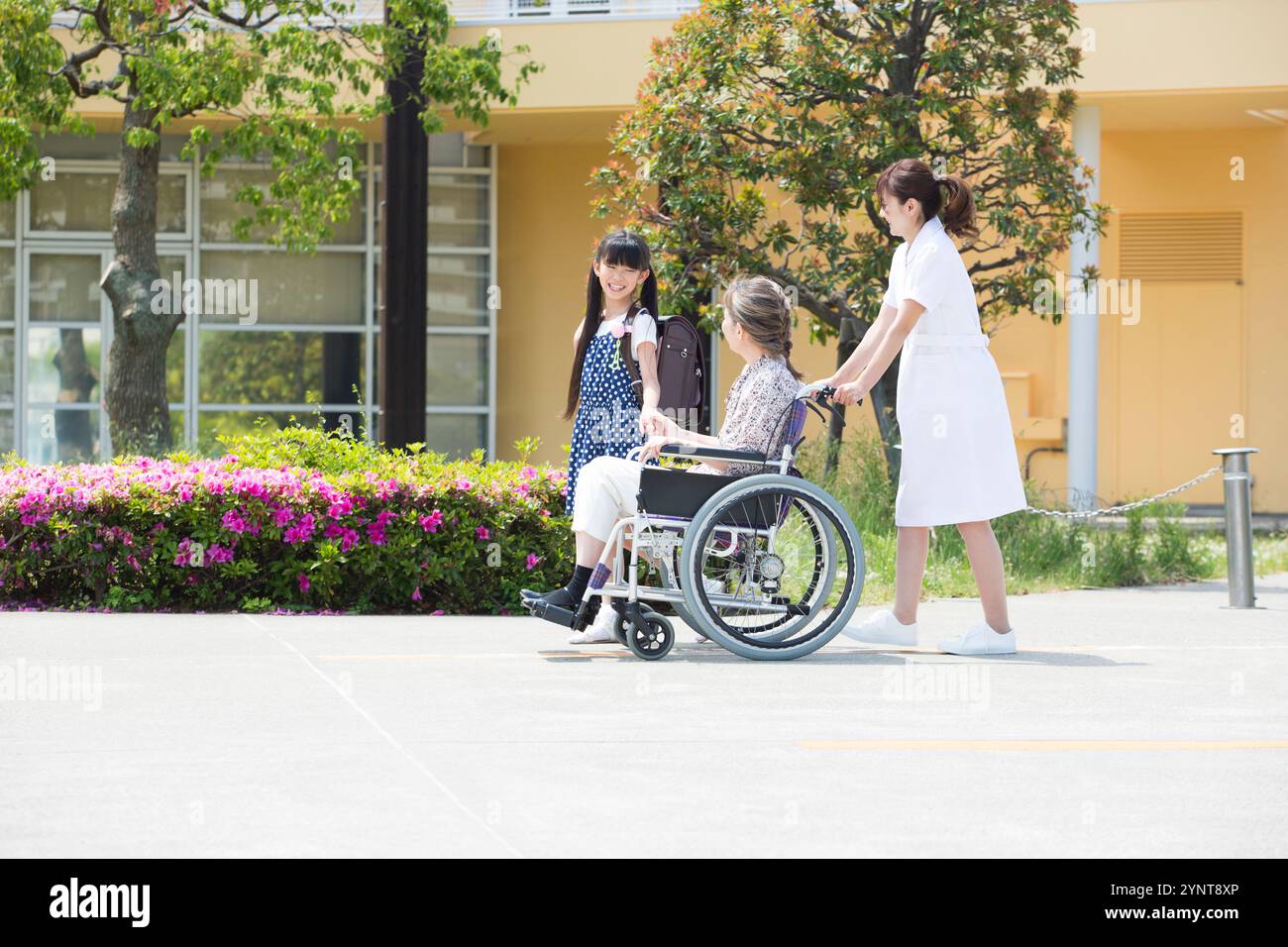 Femme en fauteuil roulant et son petit-fils qui sont venus lui rendre visite Banque D'Images