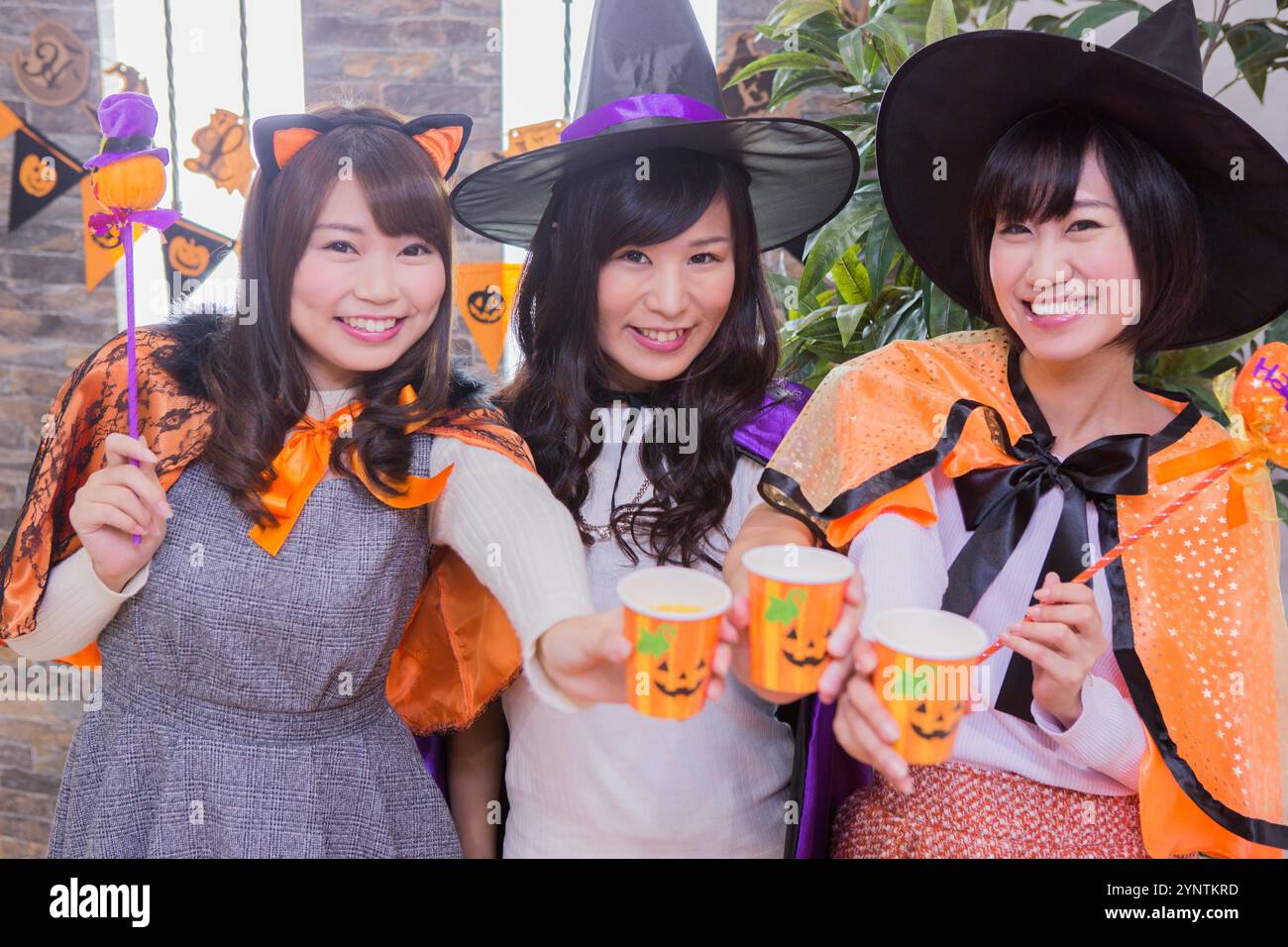 Des femmes organisant une fête d'Halloween Banque D'Images